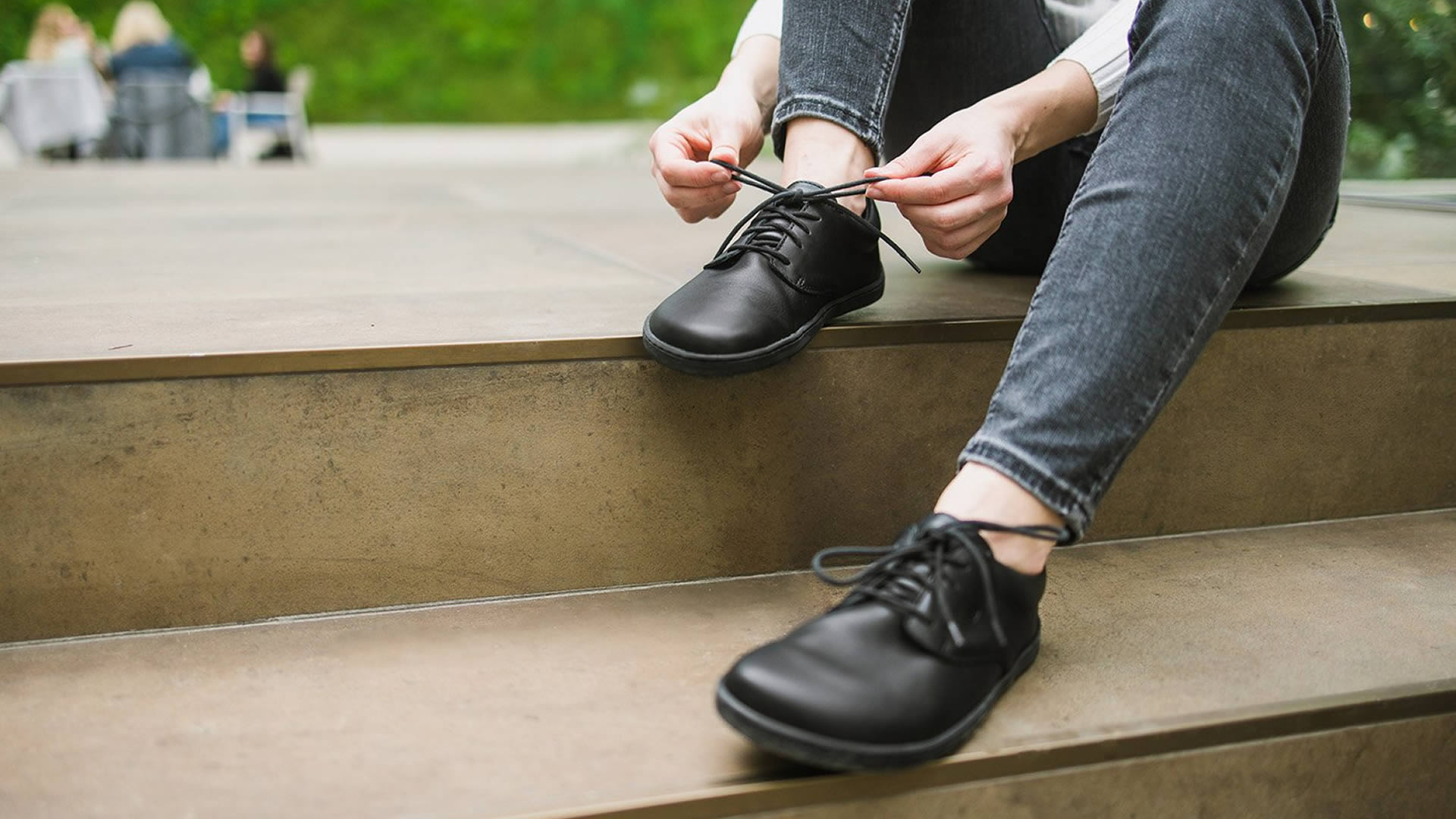 Be Lenka Cityscape All Black - pohled z leva