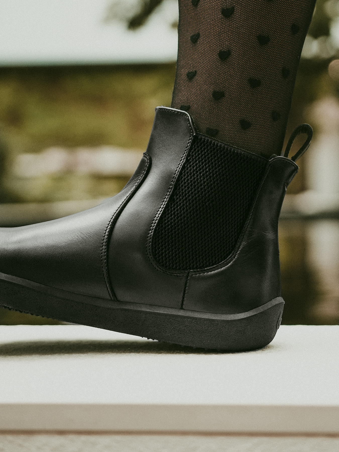 Podzimní i jarní kotníkové boty Be Lenka Entice Neo -  All Black celé černé s gumou u kotníku  pohled na obuté boty detail kotníku