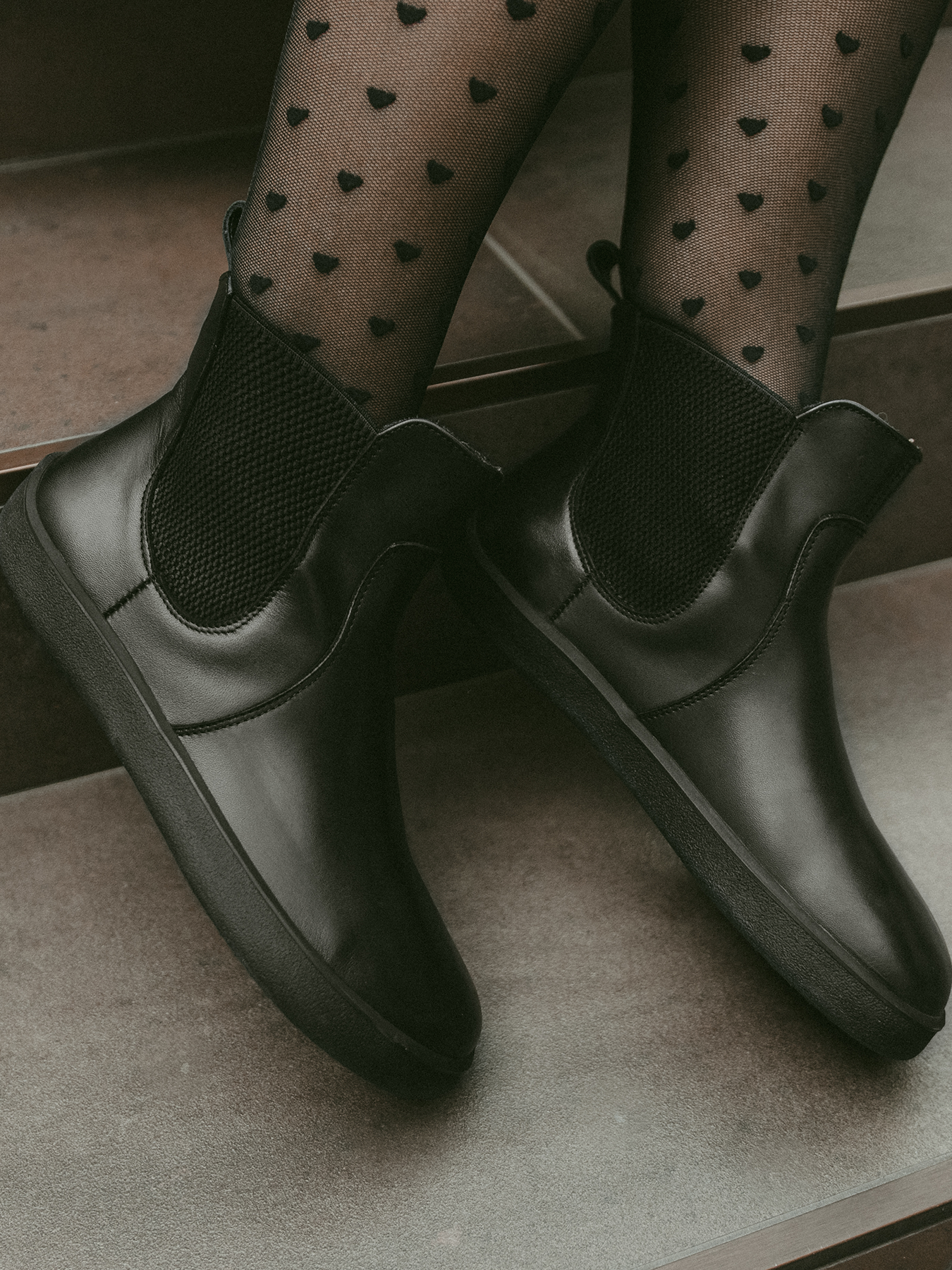 Podzimní i jarní kotníkové boty Be Lenka Entice Neo -  All Black celé černé s gumou u kotníku  pohled na obuté boty zleva
