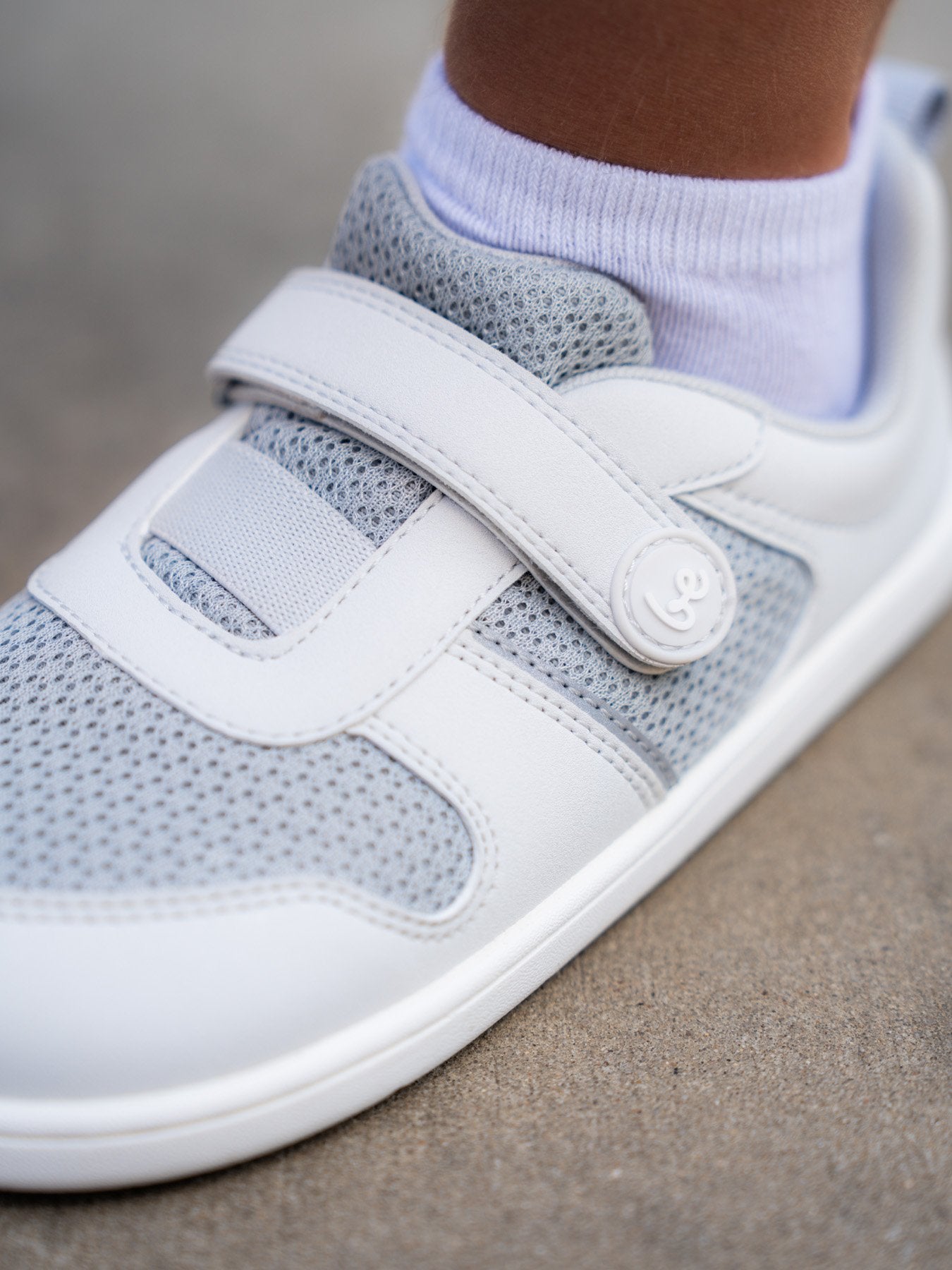 Be Lenka Glade light grey - detail loga