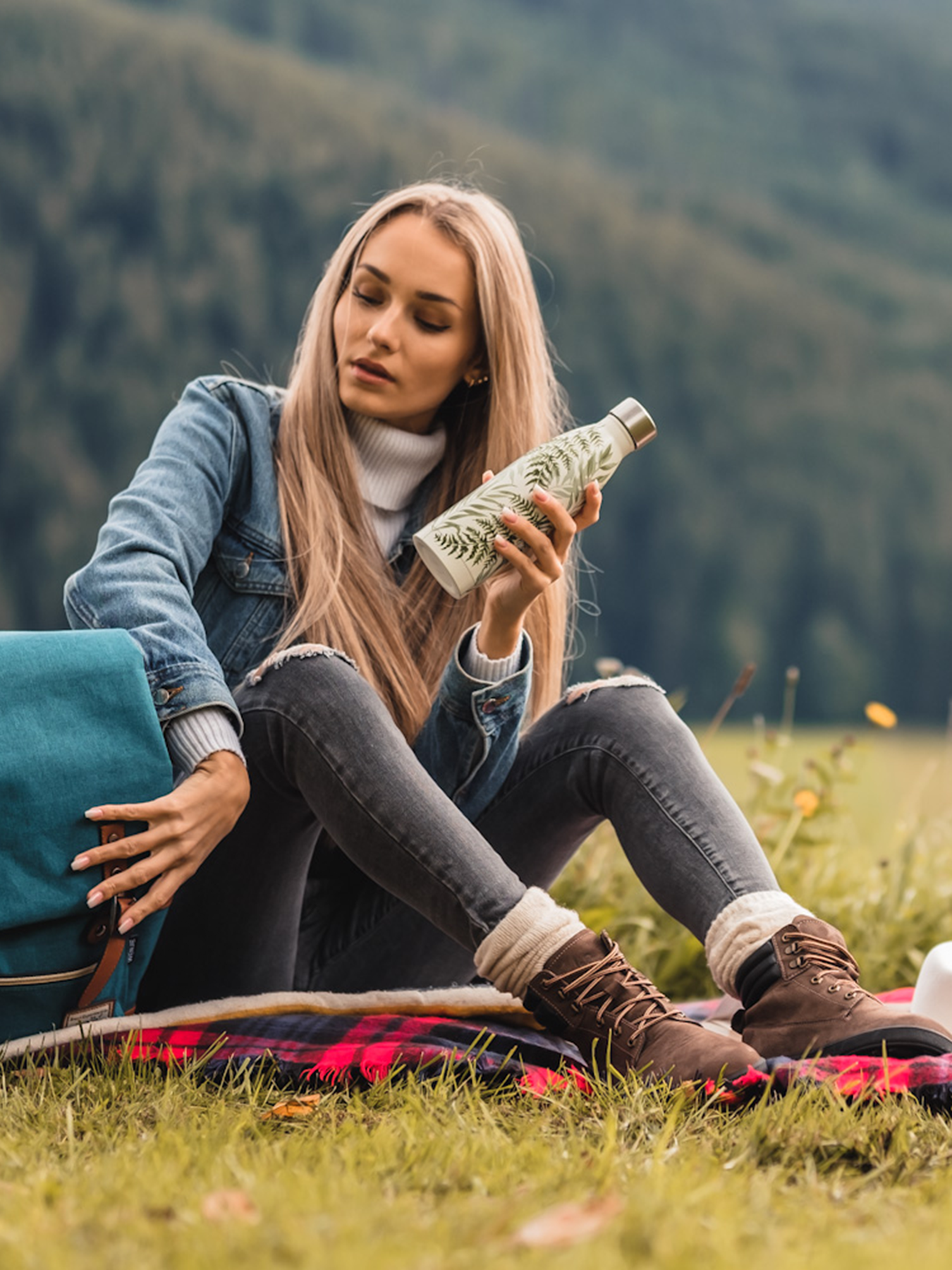 Podzimní kotníkové boty Be Lenka Nevada Neo - Chocolate hnědo-černé  pohled na ženu sedící na louce na dece