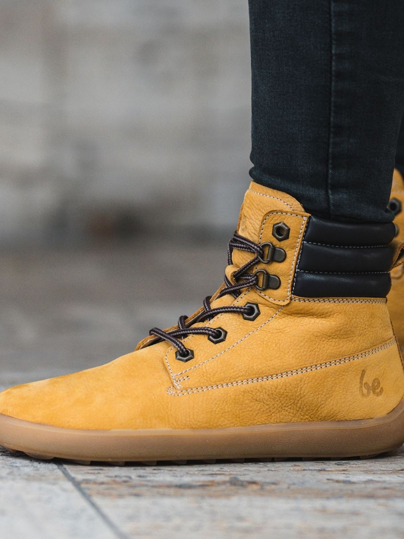 Kožené podzimní kotníkové barefoot boty Be Lenka Nevada Neo - Mustard béžové pohled na obuté boty zleva detail vázání