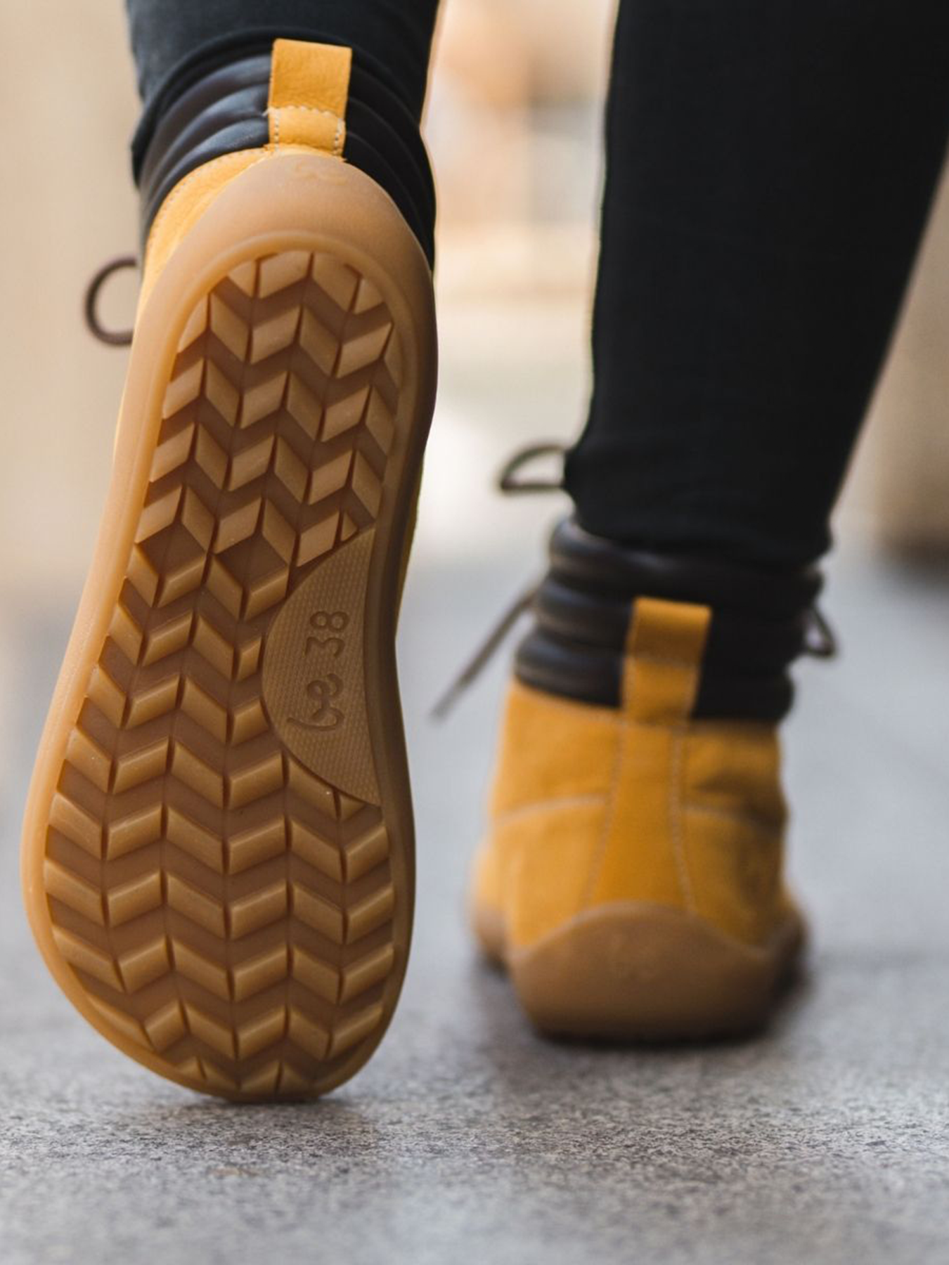 Kožené podzimní kotníkové barefoot boty Be Lenka Nevada Neo - Mustard béžové pohled na obuté boty zezadu na patu a podrážku