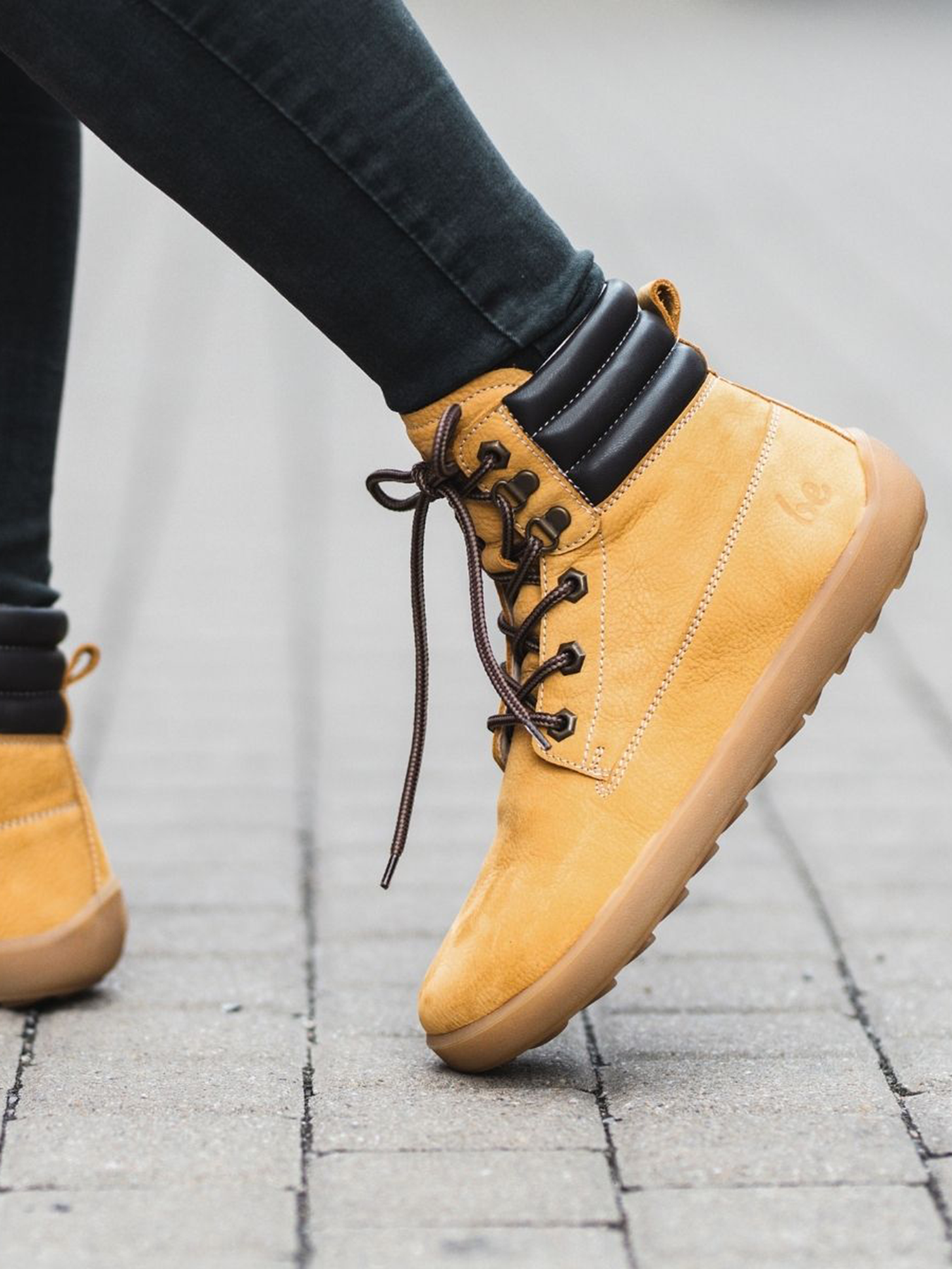 Kožené podzimní kotníkové barefoot boty Be Lenka Nevada Neo - Mustard béžové pohled na obuté boty za chůze zleva 