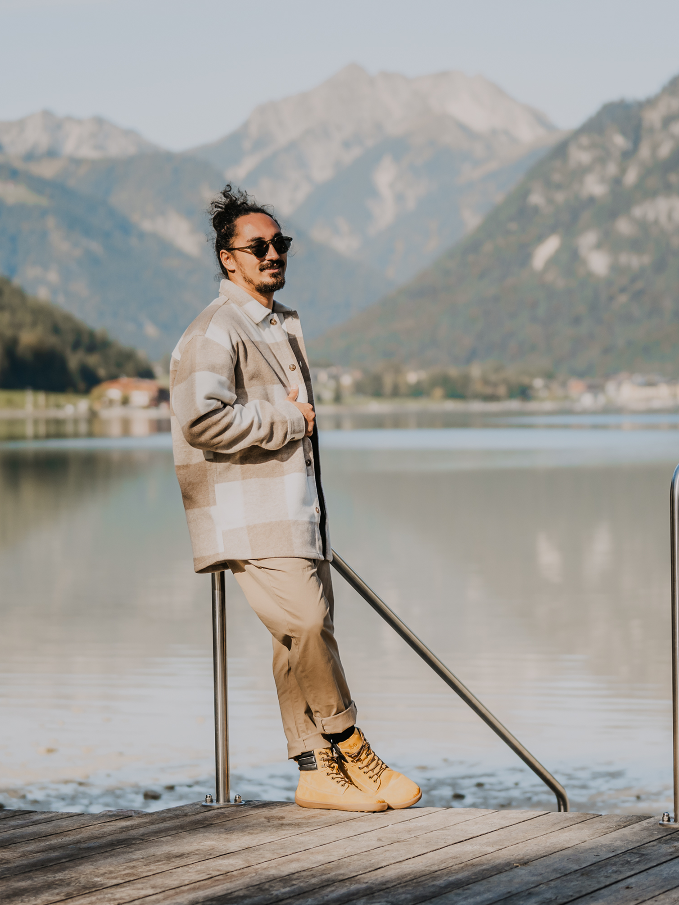 Kožené podzimní kotníkové barefoot boty Be Lenka Nevada Neo - Mustard béžové muž stojící opřený o zábradlí blízko vody