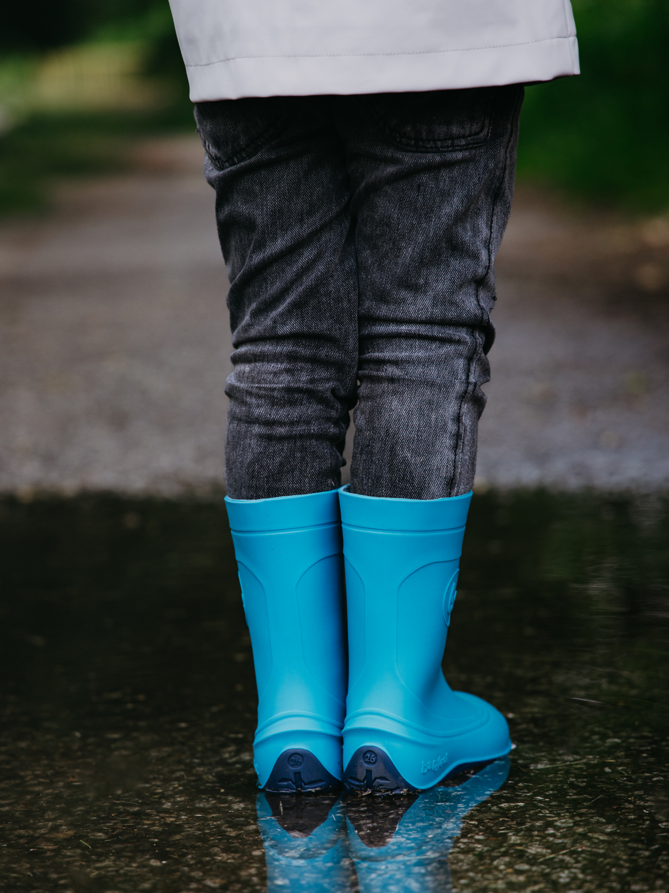Dětské barefoot holínky Be Lenka Pudds - Aqua Blue modré pohled na obuté boty  stojící ve vodě zezadu na paty