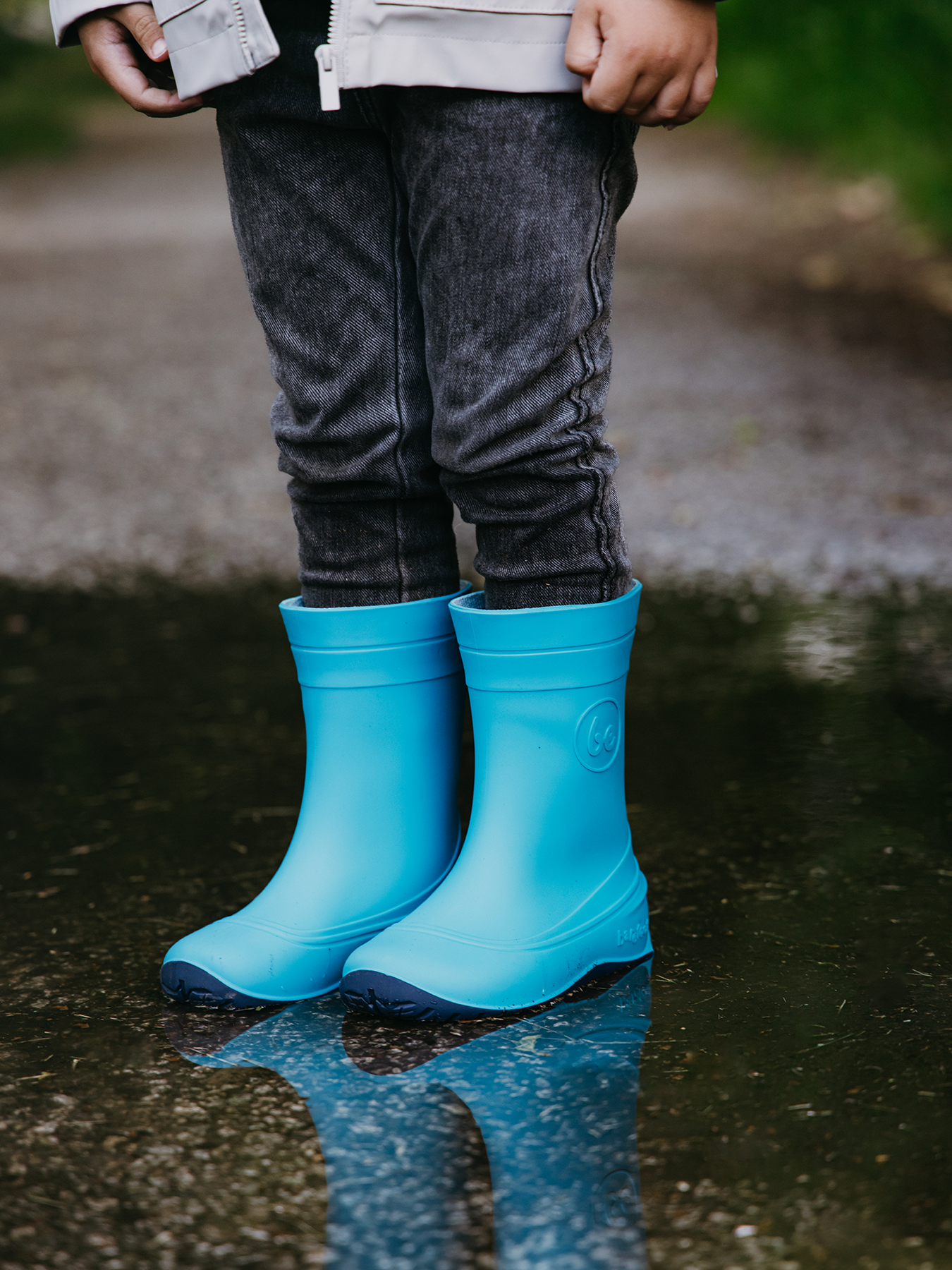 Dětské barefoot holínky Be Lenka Pudds - Aqua Blue modré pohled na obuté boty ve vodě zleva zpředu