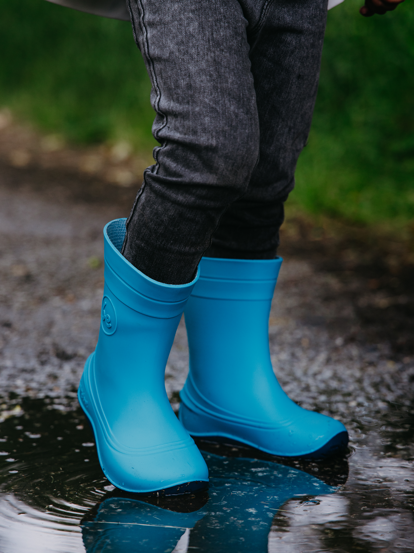 Dětské barefoot holínky Be Lenka Pudds - Aqua Blue modré pohled na obuté boty v louži zepředu