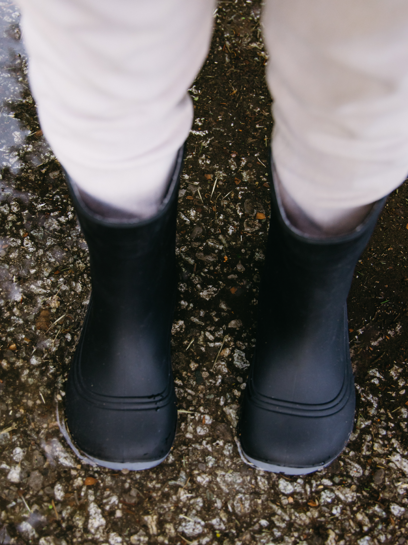 Dětské barefoot holínky Be Lenka Pudds - Black černé s šedou podrážkou pohled na obuté boty shora