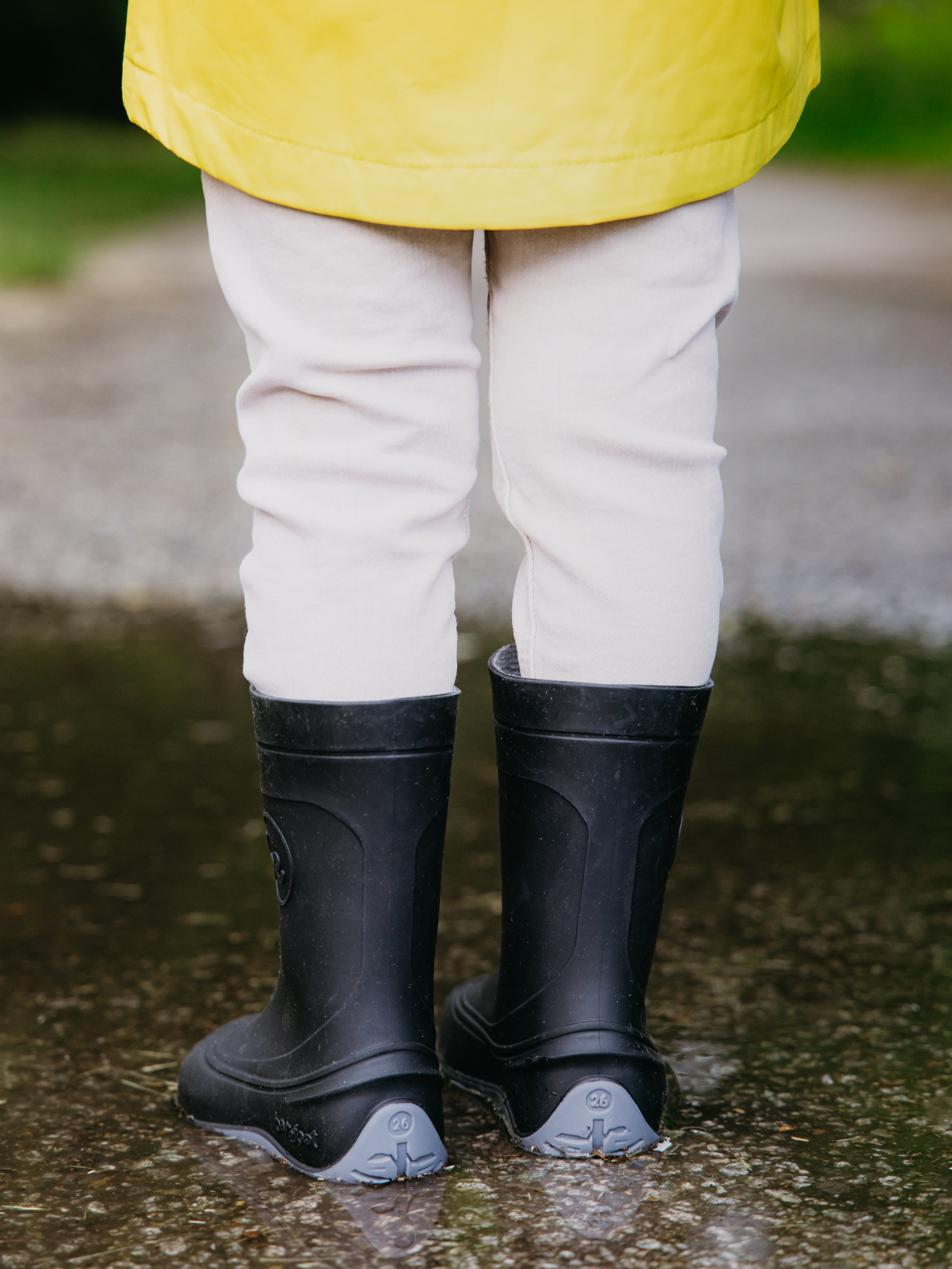 Dětské barefoot holínky Be Lenka Pudds - Black černé s šedou podrážkou pohled na obuté boty zezadu na paty