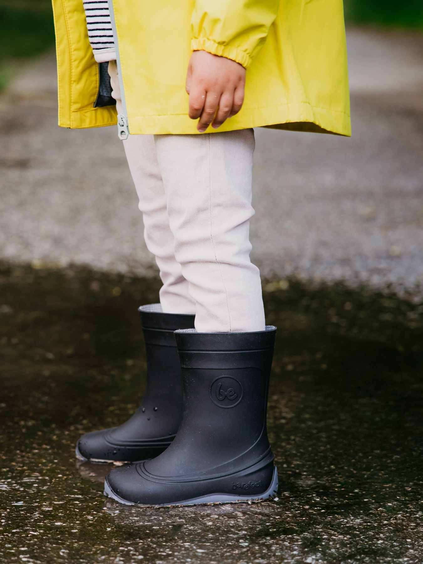Dětské barefoot holínky Be Lenka Pudds - Black černé s šedou podrážkou pohled na obuté boty zleva v mokru