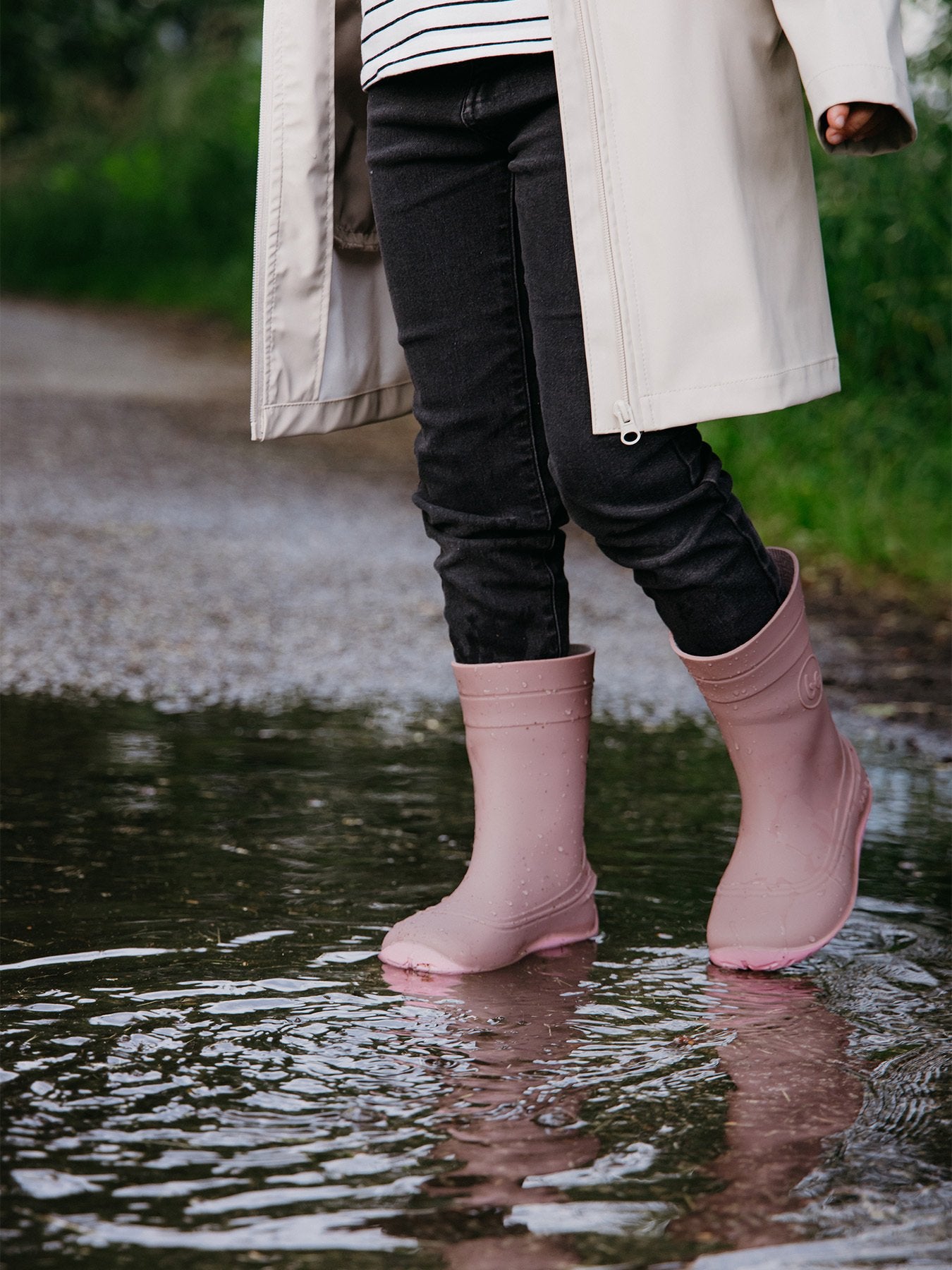 Dětské barefoot holínky Be Lenka Pudds - Misty Pink mlhavě růžové pohled na obuté holínky zpředu v louži vody
