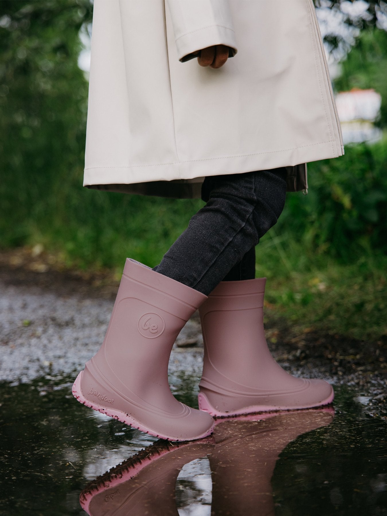 Dětské barefoot holínky Be Lenka Pudds - Misty Pink mlhavě růžové  pohled na obuté boty zprava 