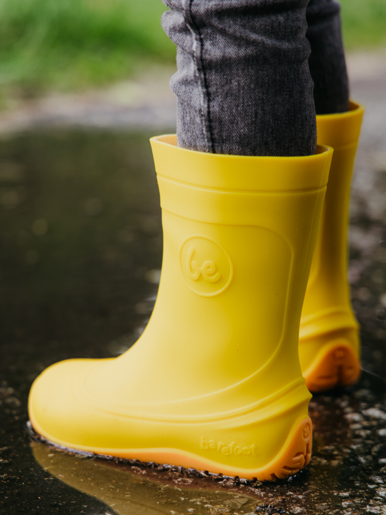 Dětské barefoot holínky Be Lenka Pudds - Yellow žluté pohled na obuté boty zezadu zleva