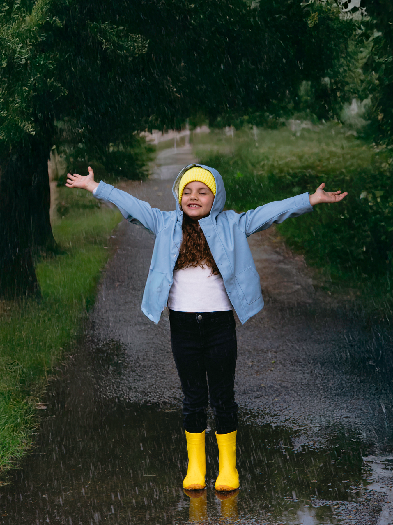 Dětské barefoot holínky Be Lenka Pudds - Yellow žluté pohled na obuté boty zpředu dávka stojící v louži za deště