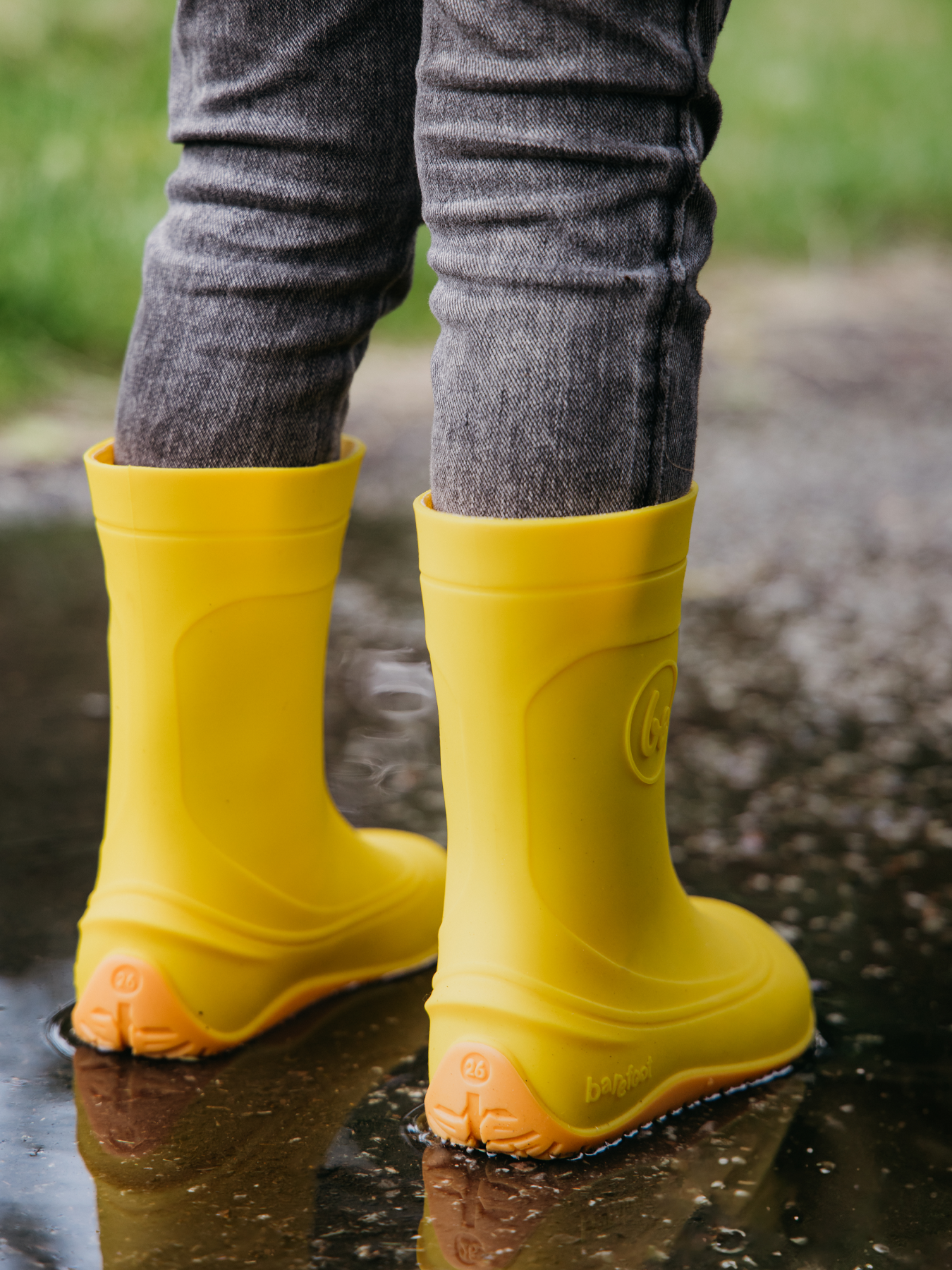 Dětské barefoot holínky Be Lenka Pudds - Yellow žluté pohled na obuté boty zezadu na paty