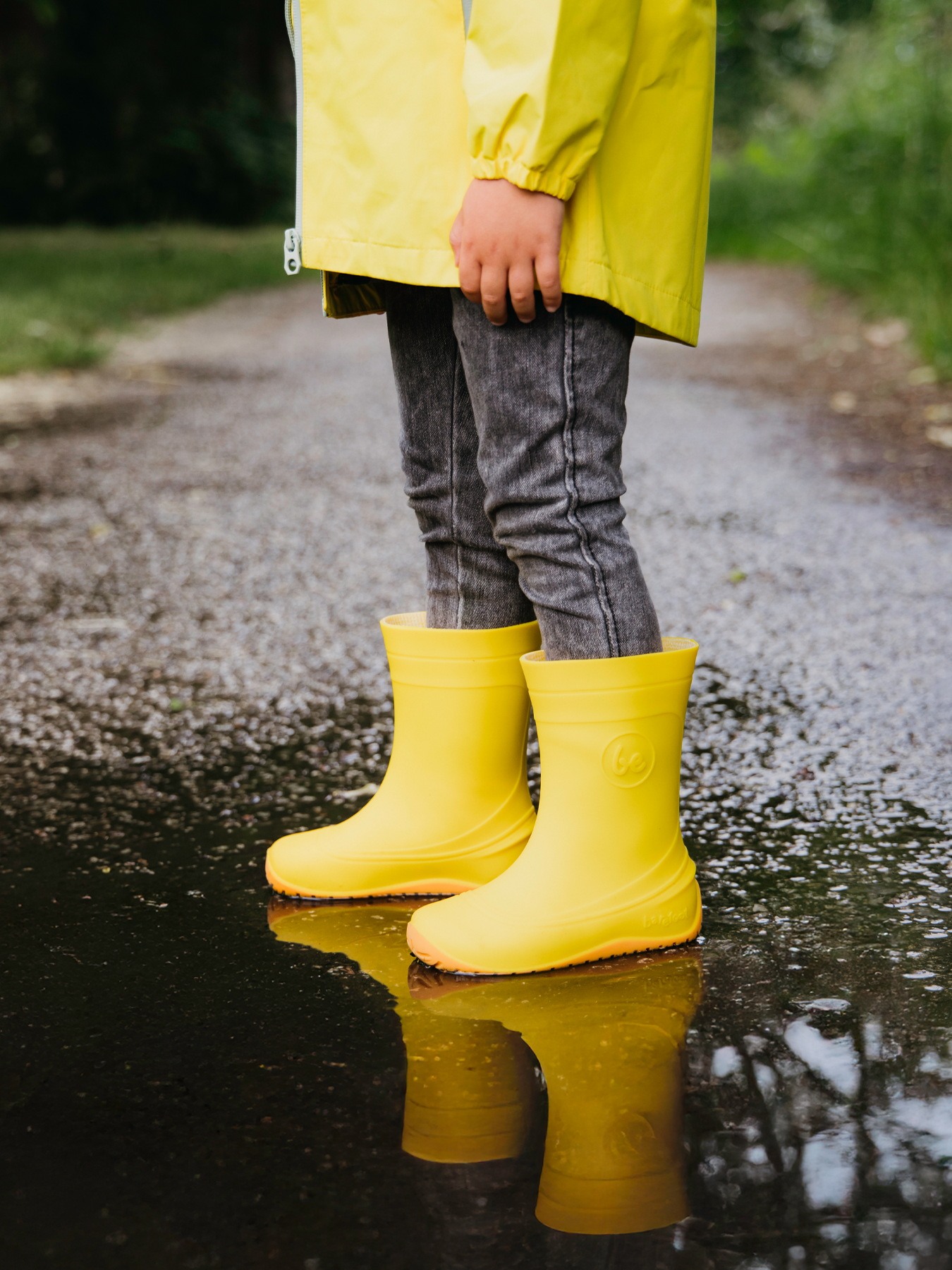 Dětské barefoot holínky Be Lenka Pudds - Yellow žluté pohled na obuté boty zleva