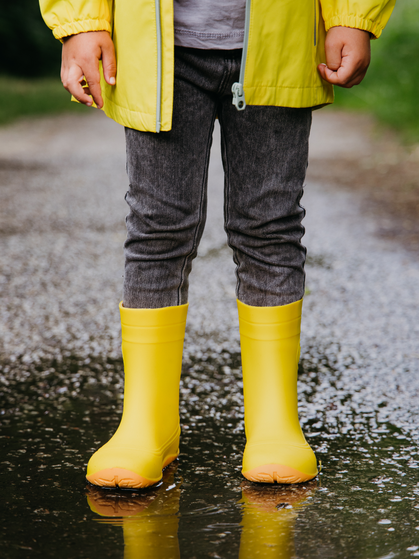 Dětské barefoot holínky Be Lenka Pudds - Yellow žluté pohled na obuté boty zpředu v louži