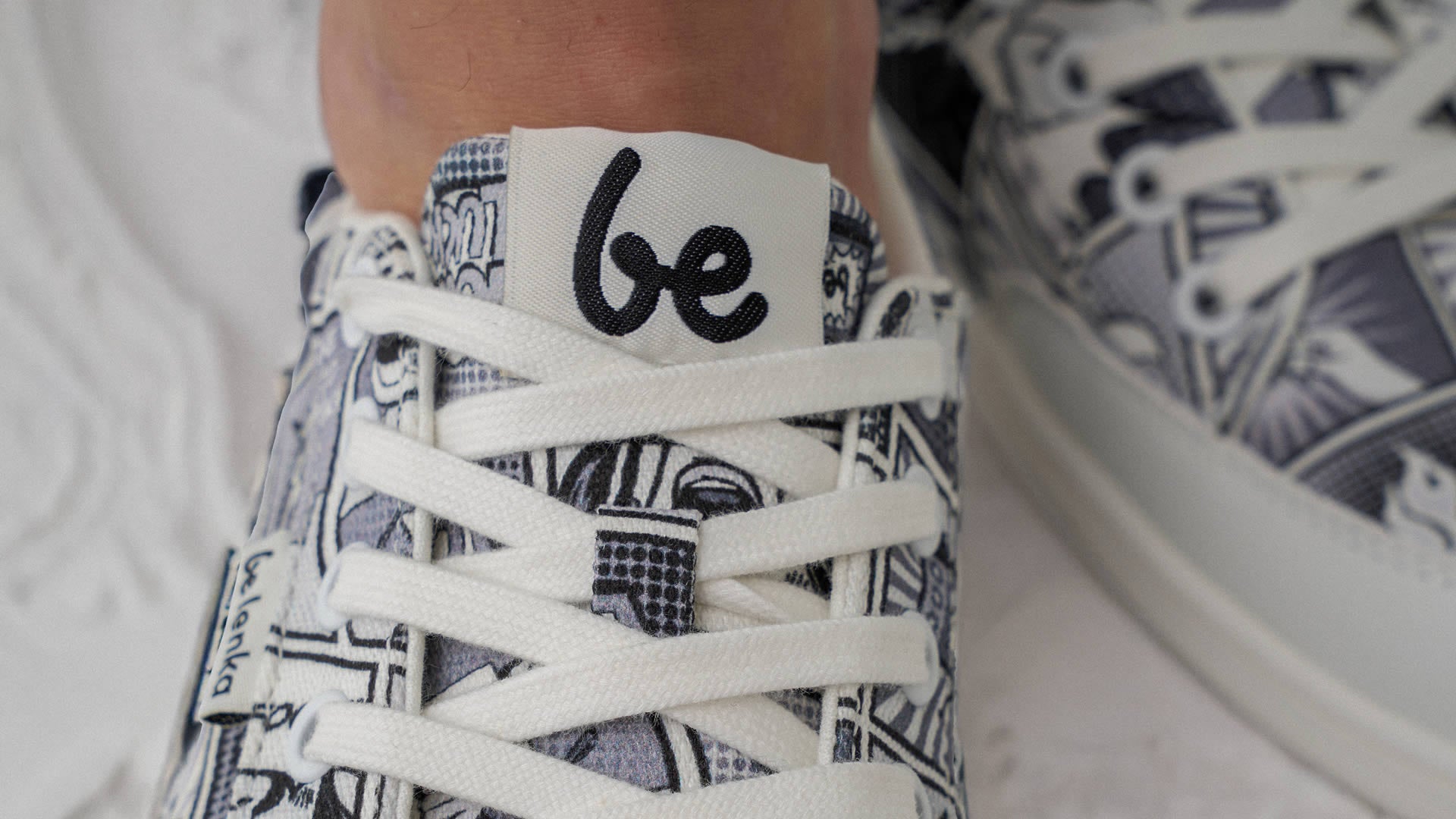 Be Lenka Rebound - Comics Black & White