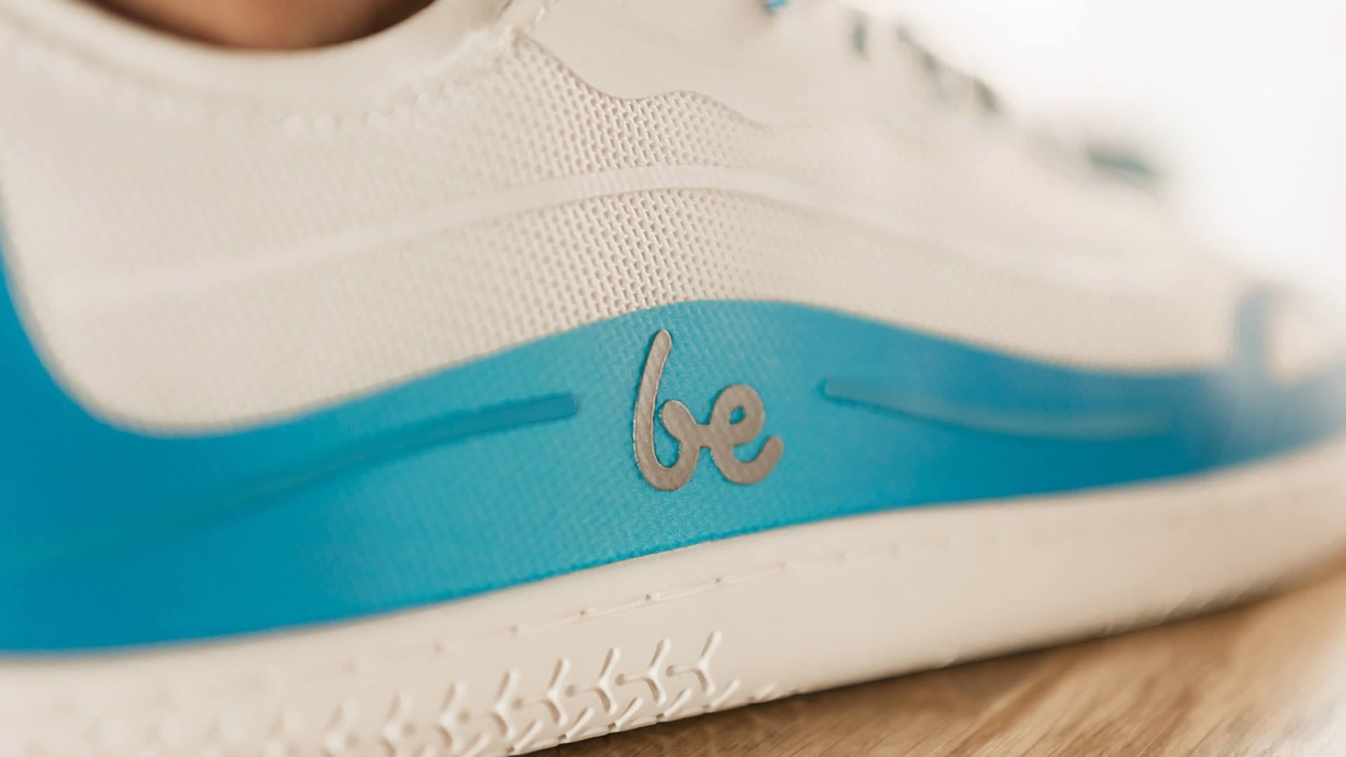 Be Lenka Velocity Blue - detail loga