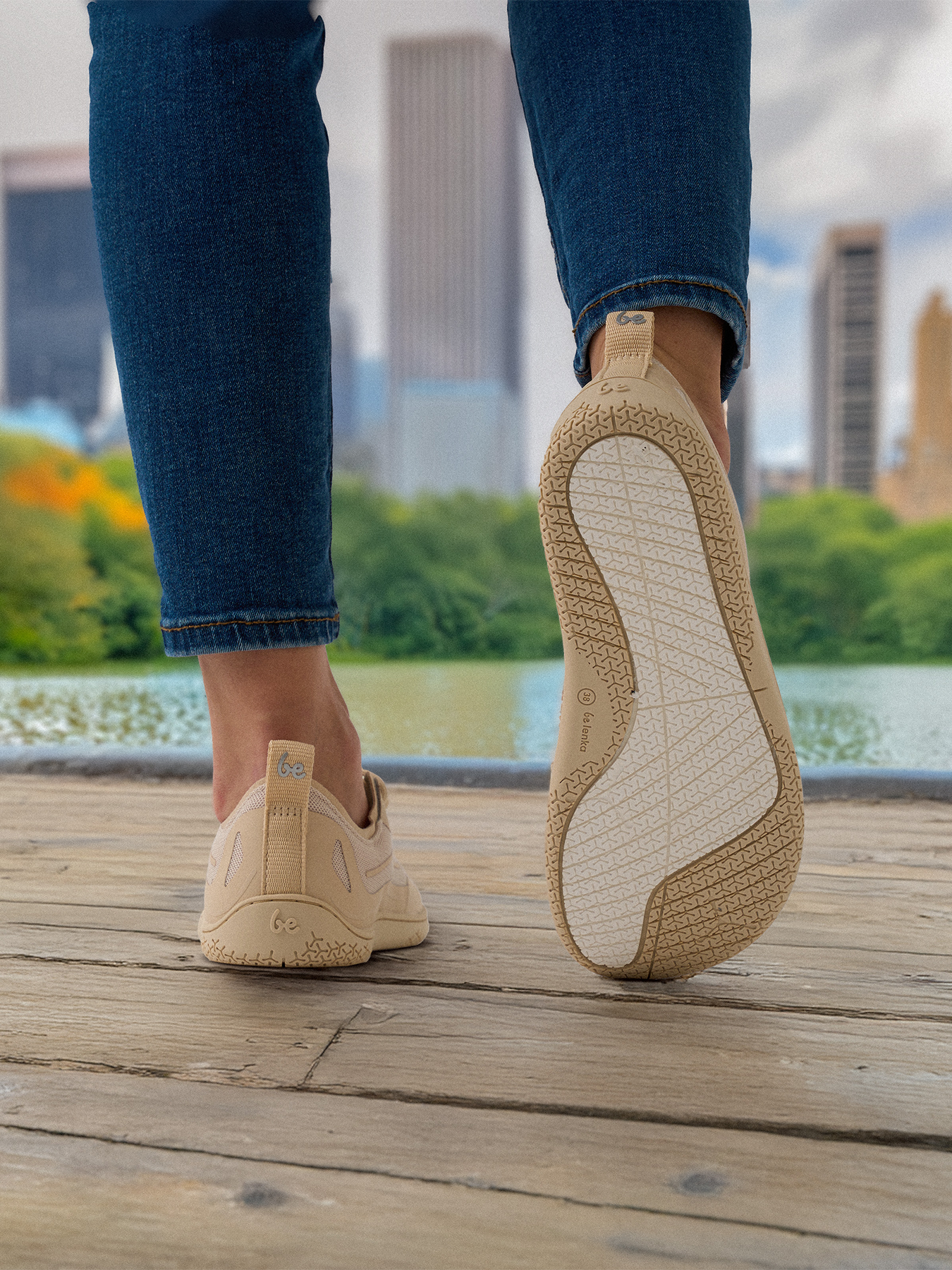 Barefoot tenisky Be Lenka Velocity - Beige béžové s prodyšnými prvky pohled na obuté boty zezadu na patu a podrážku