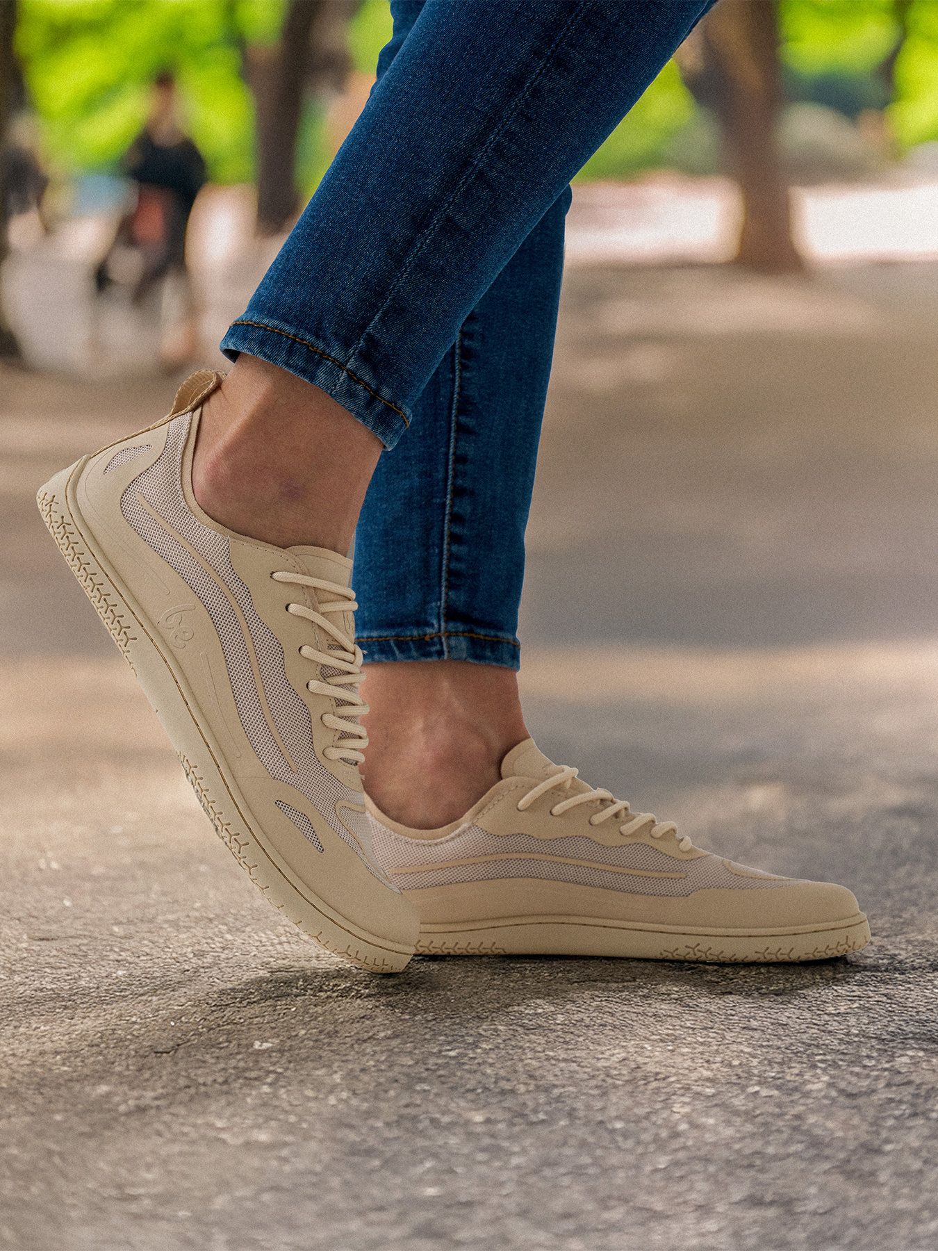 Barefoot tenisky Be Lenka Velocity - Beige béžové s prodyšnými prvky pohled na obuté boty zprava