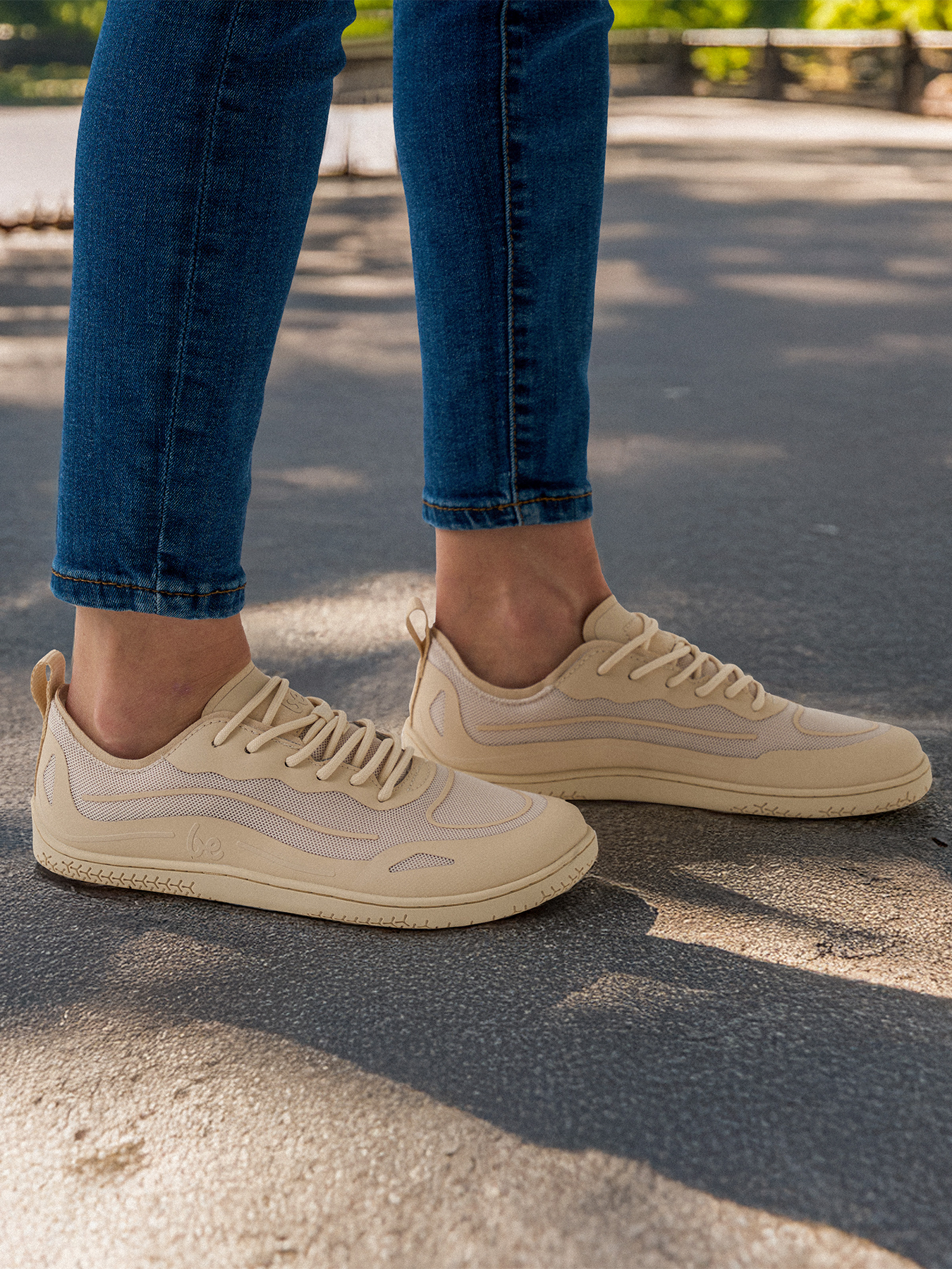 Barefoot tenisky Be Lenka Velocity - Beige béžové s prodyšnými prvky  pohled na obuté boty zprava