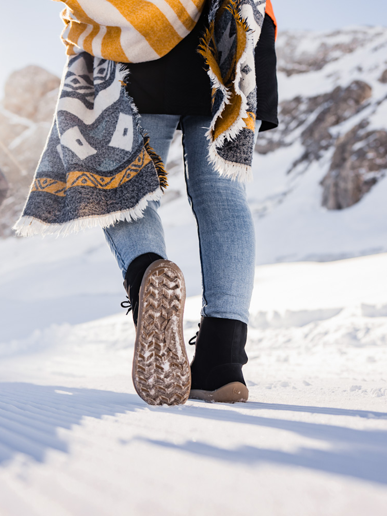 Zimní zateplené vysoké barefoot boty Be Lenka Winter 3.0 - Matt Black matné černé s béžovou podrážkou pohled na obuté boty ve sněhu zezadu na patu a podrážku