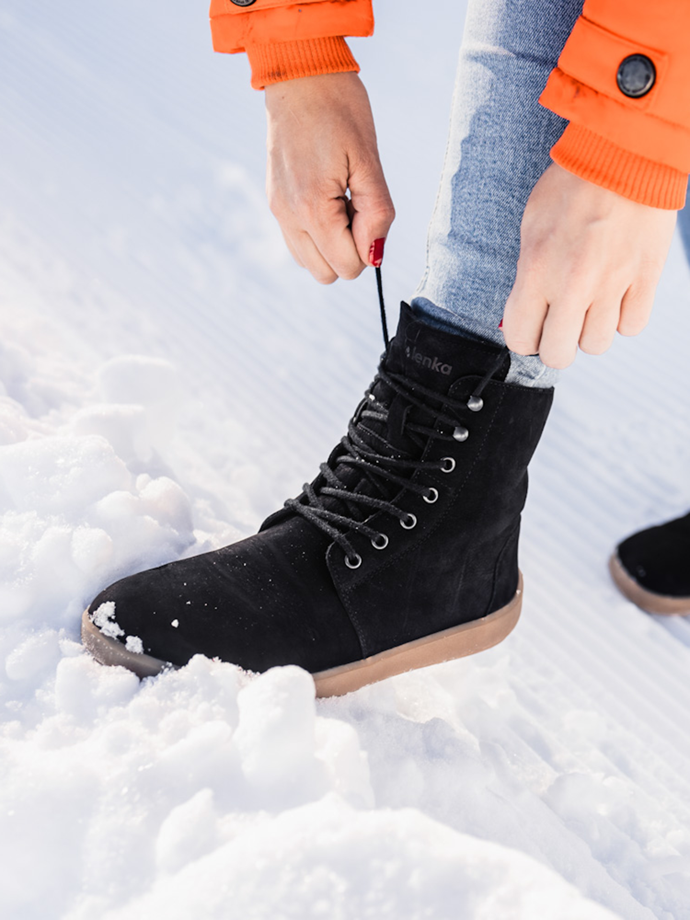 Zimní zateplené vysoké barefoot boty Be Lenka Winter 3.0 - Matt Black matné černé s béžovou podrážkou pohle na obuté boty ve sněhu detail vázání