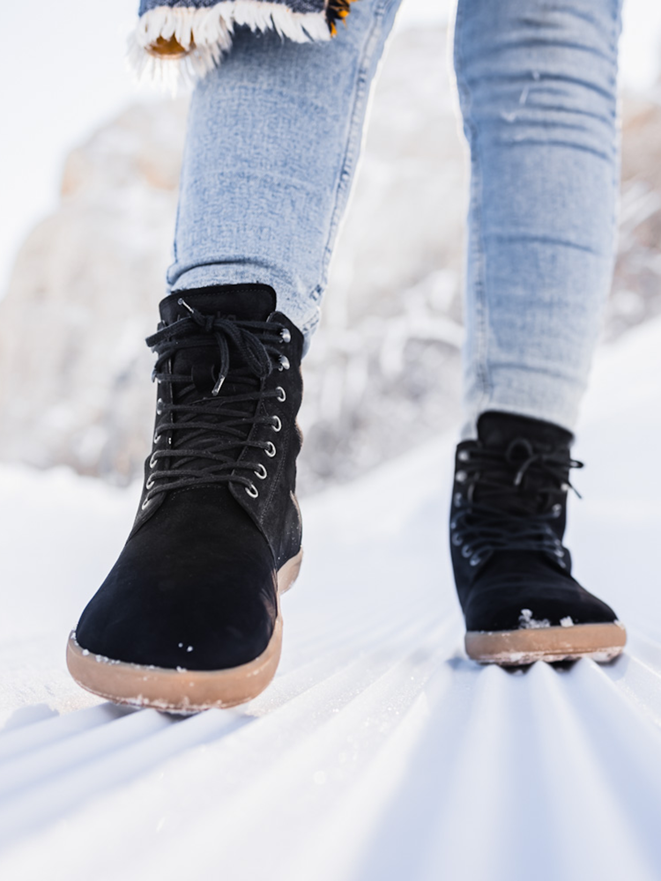 Zimní zateplené vysoké barefoot boty Be Lenka Winter 3.0 - Matt Black matné černé s béžovou podrážkou pohled na obuté boty ve sněhu zpředu