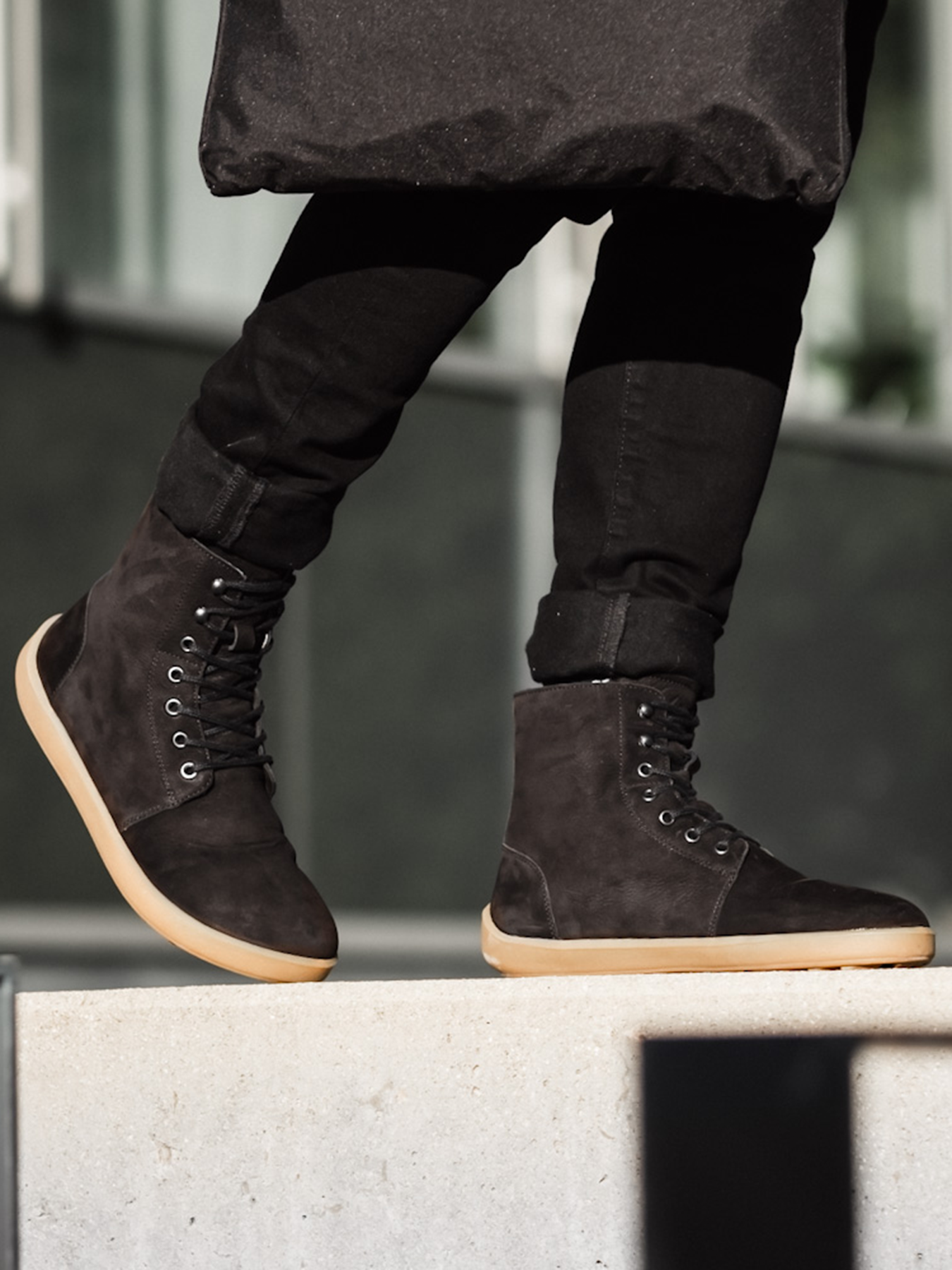 Zimní zateplené vysoké barefoot boty Be Lenka Winter 3.0 - Matt Black matné černé s béžovou podrážkou pohled na obuté boty zprava zpředu