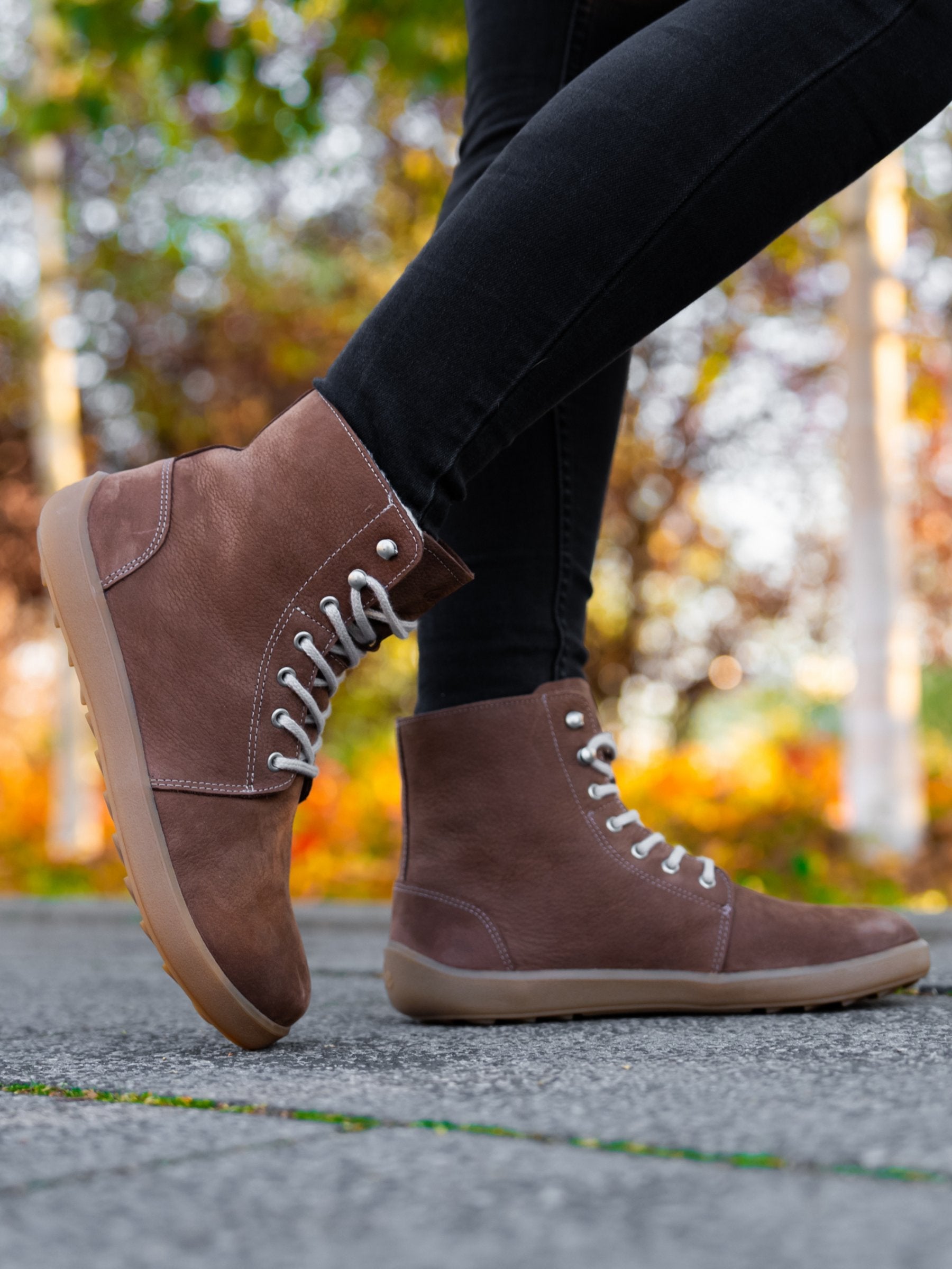 Zimní zateplené vysoké barefoot boty Be Lenka Winter 3.0 - Walnut Brown ořechově hnědé pohled na obuté boty zprava