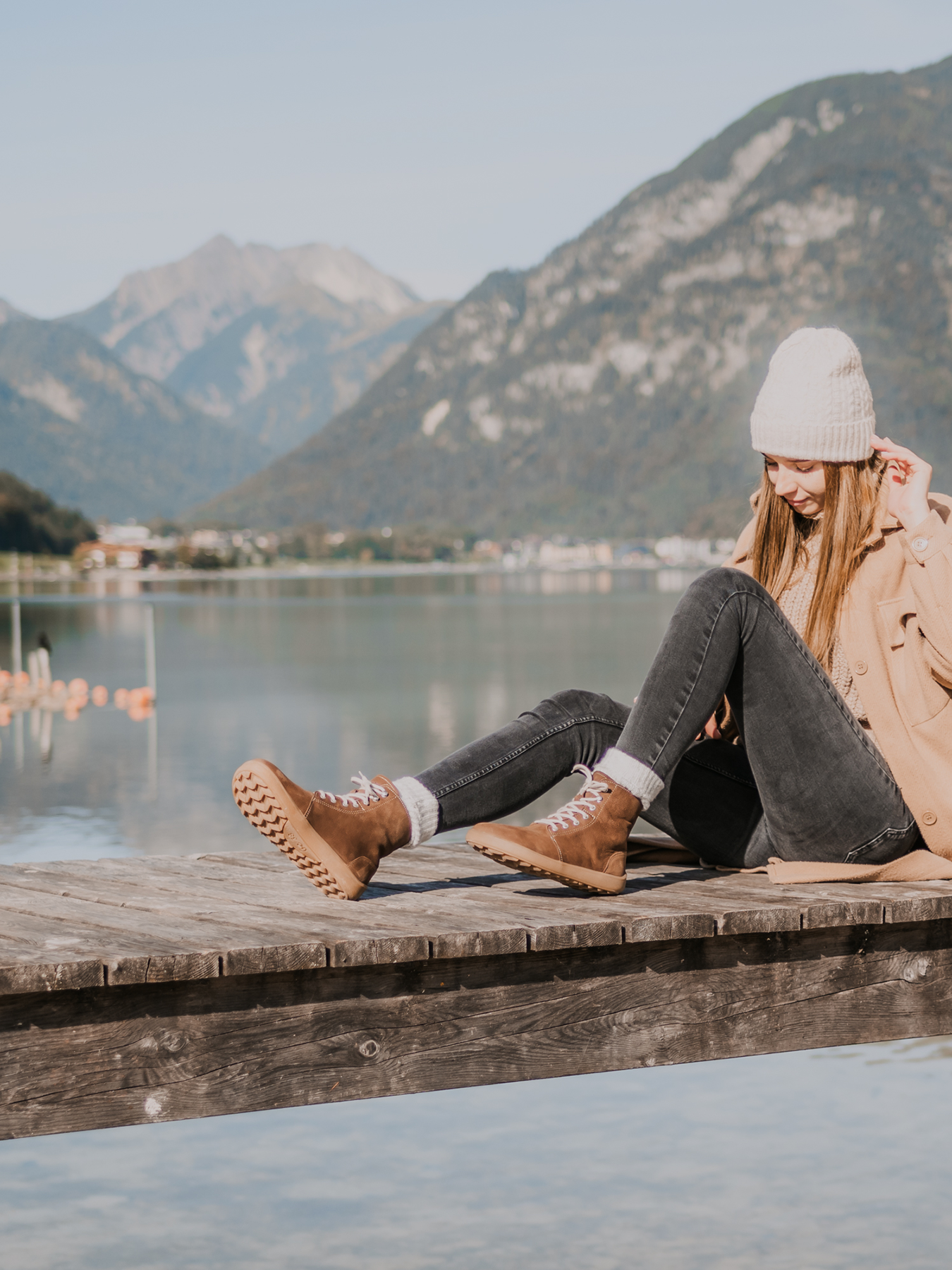 Zimní zateplené vysoké barefoot boty Be Lenka Winter 3.0 - Walnut Brown ořechově hnědé žena sedící na mole nad vodou