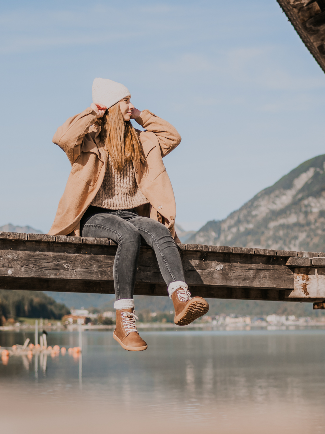 Zimní zateplené vysoké barefoot boty Be Lenka Winter 3.0 - Walnut Brown ořechově hnědé žena sedící na lávce nad vodou pohled zdola zpředu