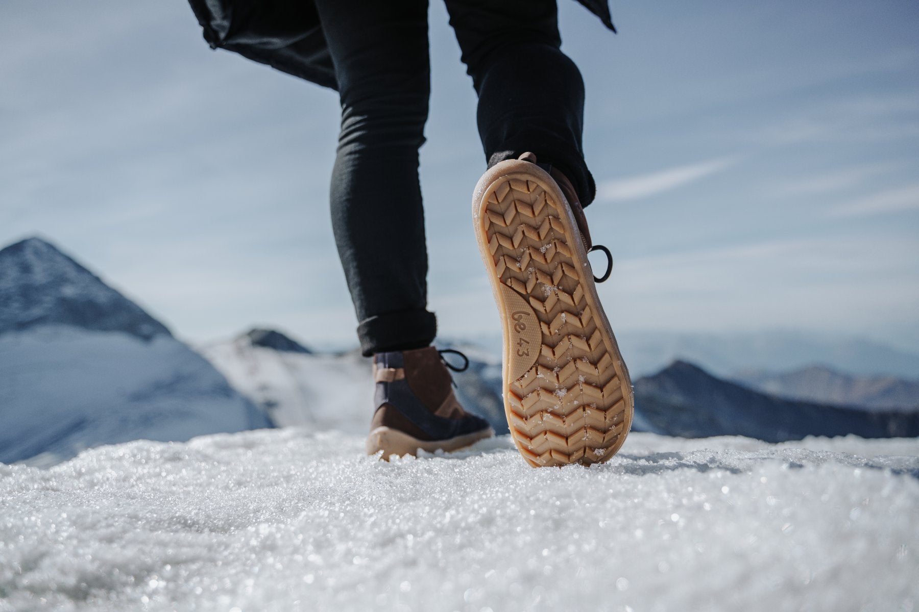 Zimní kotníkové barefoot boty Be Lenka York - Brown & Navy hnědo-modré pohled na obuté boty ve sněhu zezadu na patu a podrážku
