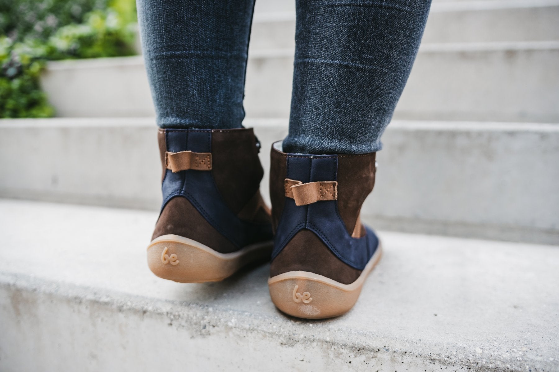 Zimní kotníkové barefoot boty Be Lenka York - Brown & Navy hnědo-modré pohled na obuté boty na schodech zezadu na paty