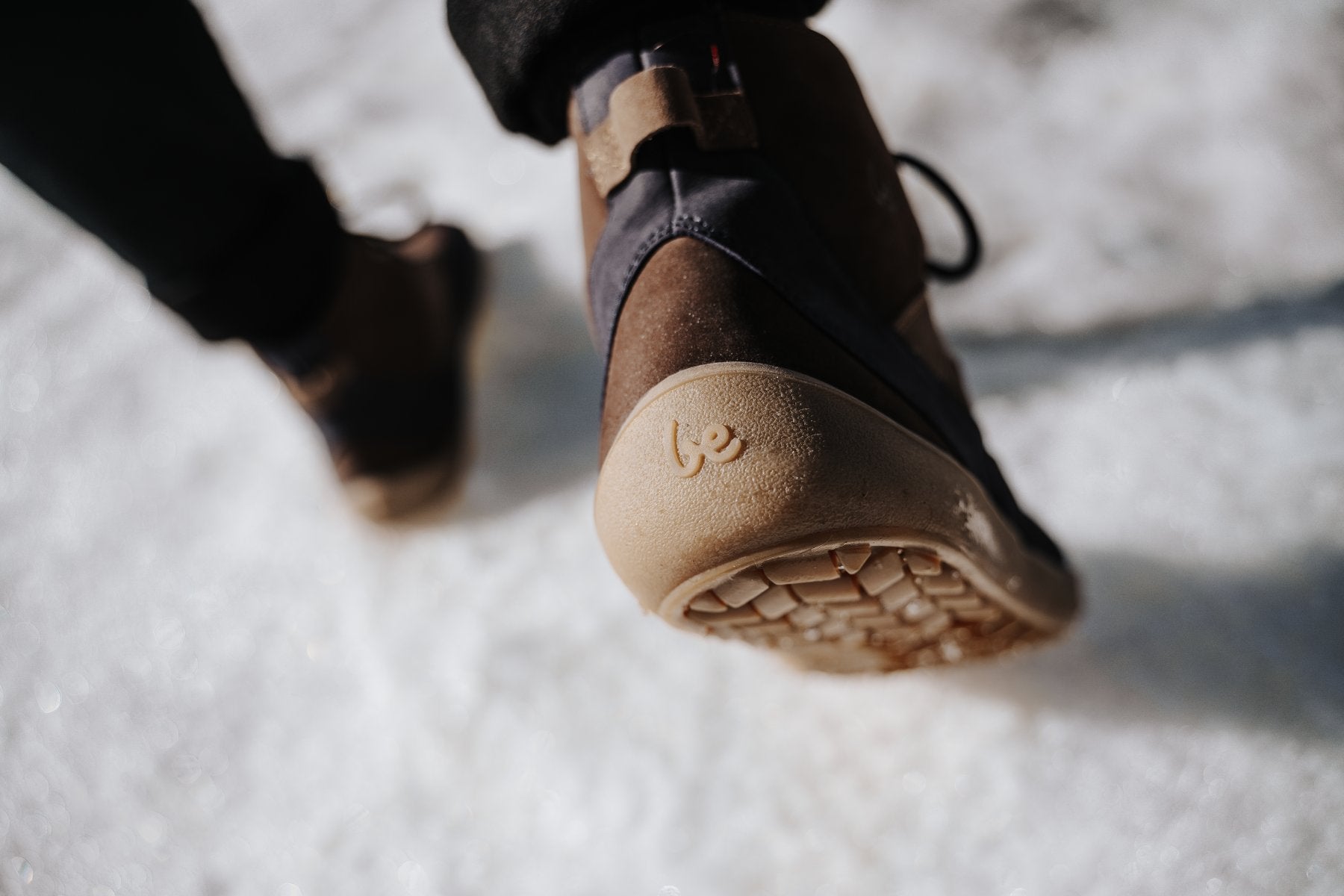 Zimní kotníkové barefoot boty Be Lenka York - Brown & Navy hnědo-modré pohled na obuté boty ve sněhu detail paty