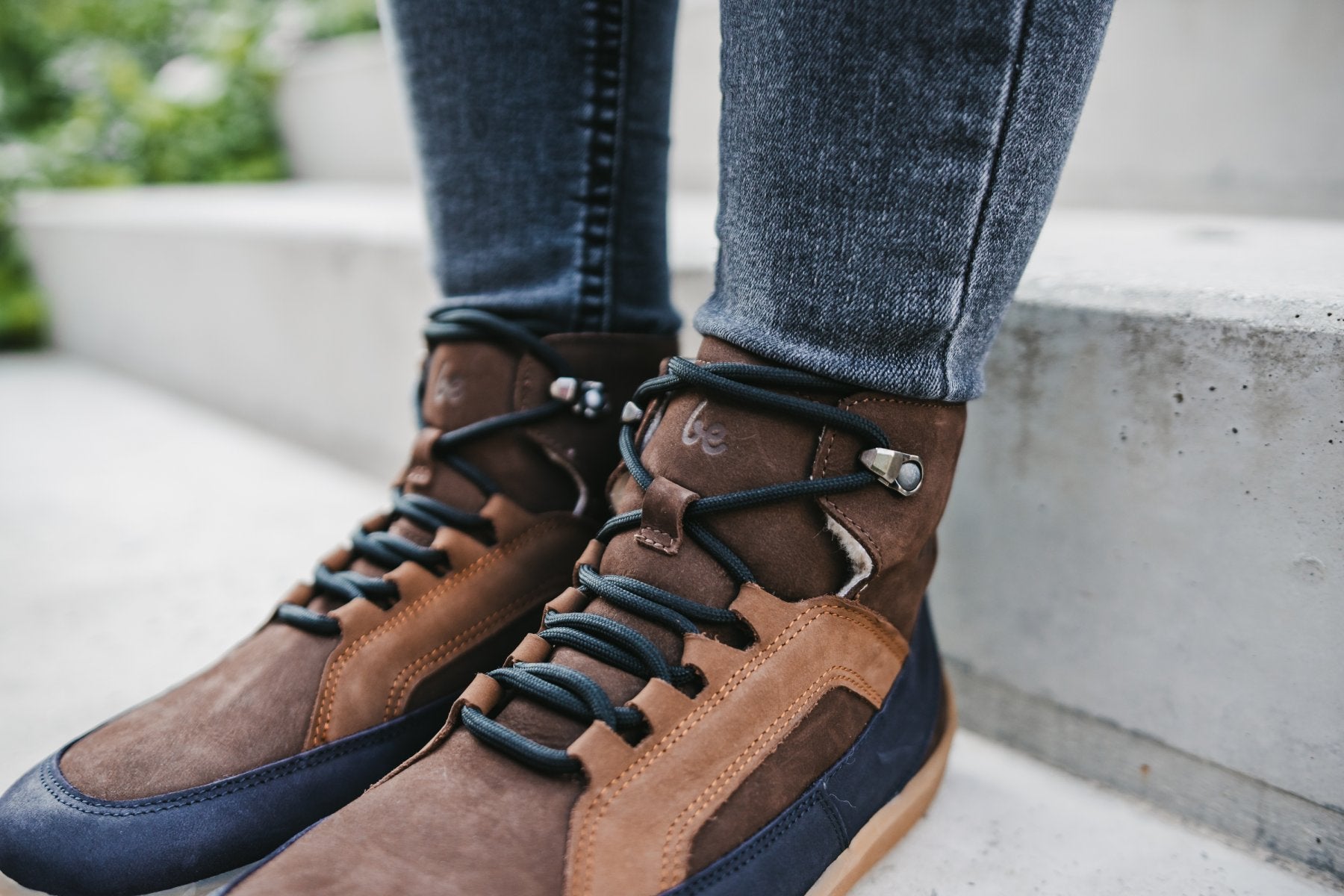 Zimní kotníkové barefoot boty Be Lenka York - Brown & Navy hnědo-modré pohled na obuté boty detail vázání