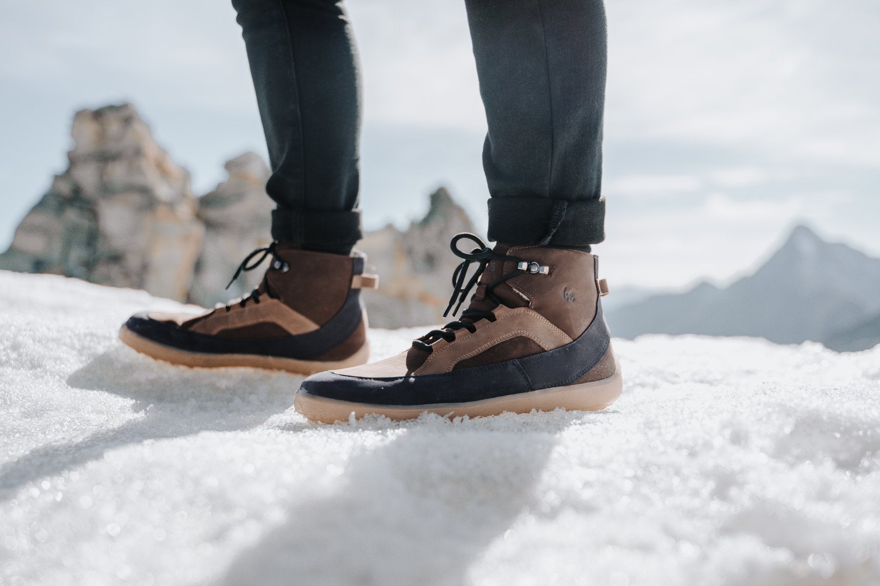 Zimní kotníkové barefoot boty Be Lenka York - Brown & Navy hnědo-modré pohled na obuté boty ve sněhu v horách zleva