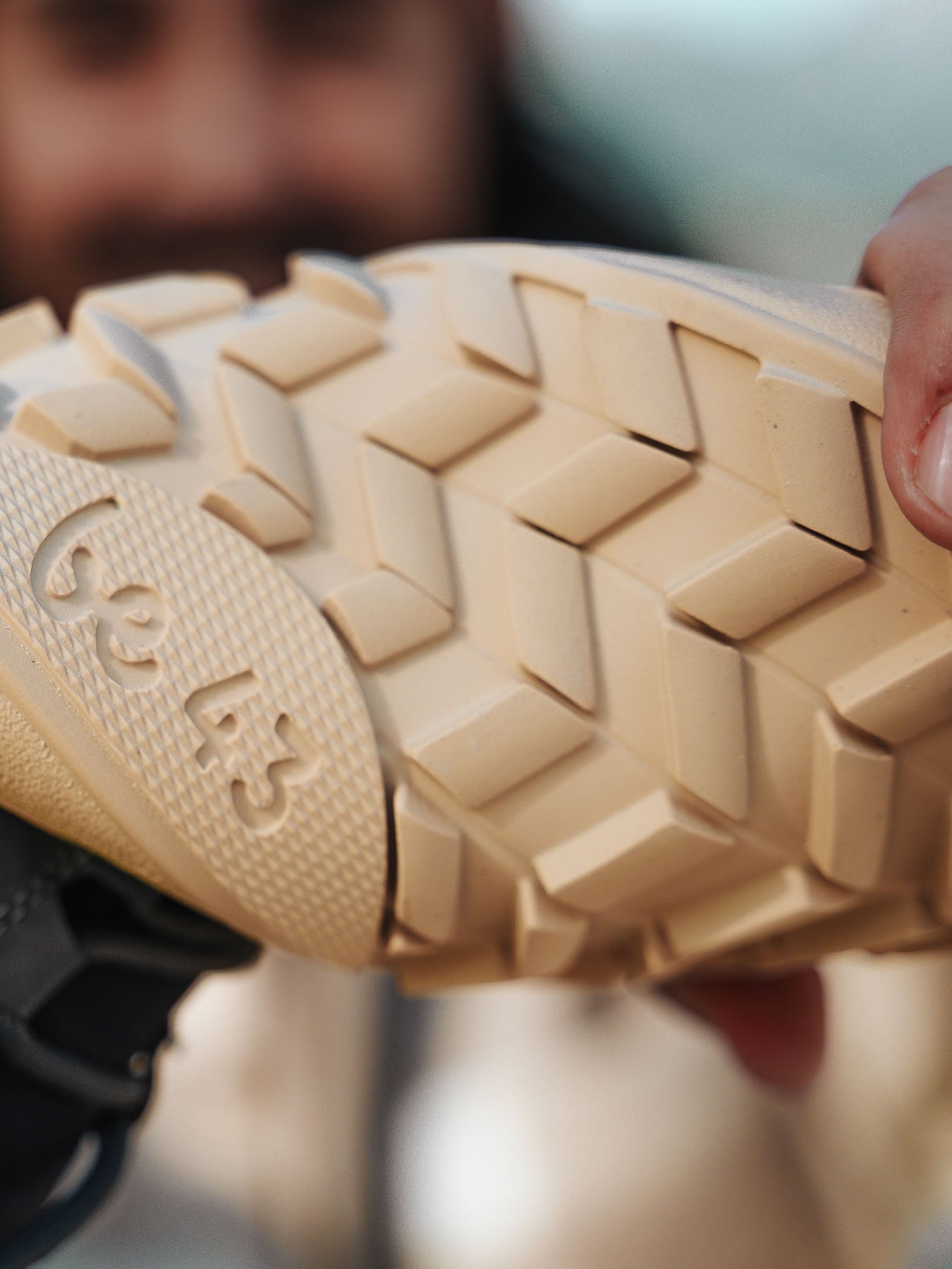 Zimní kotníkové barefoot boty Be Lenka York - Brown & Navy hnědo-modré ukázka ohebnosti podrážky