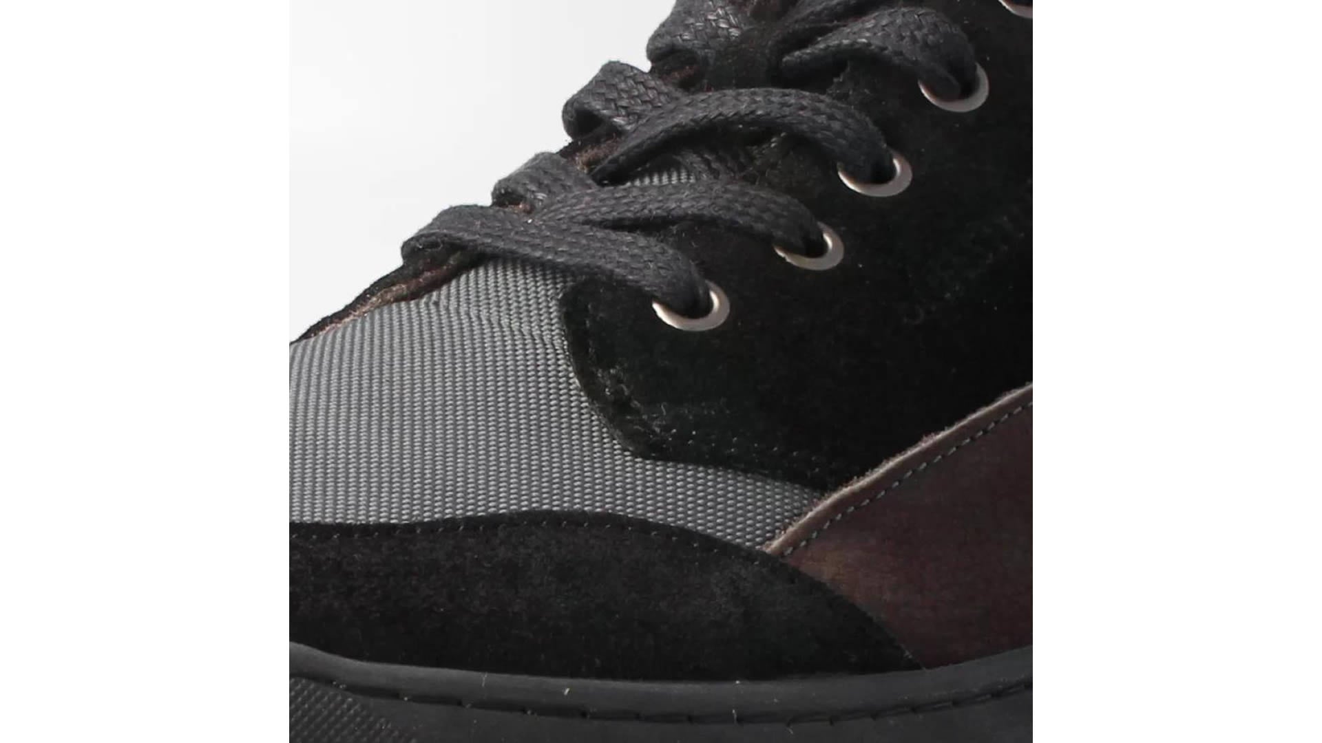 bLIFESTYLE revivedSTYLE schwarz - kožené barefoot boty v černé barvě. Pohled na detail vázání.