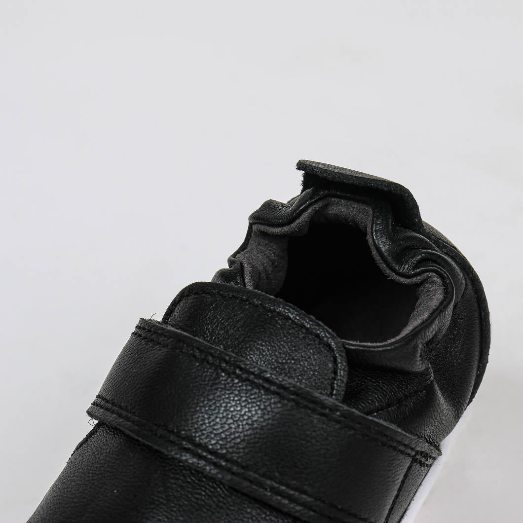 Bobux Xplorer Go Black - pohled detail kolem kotníku
