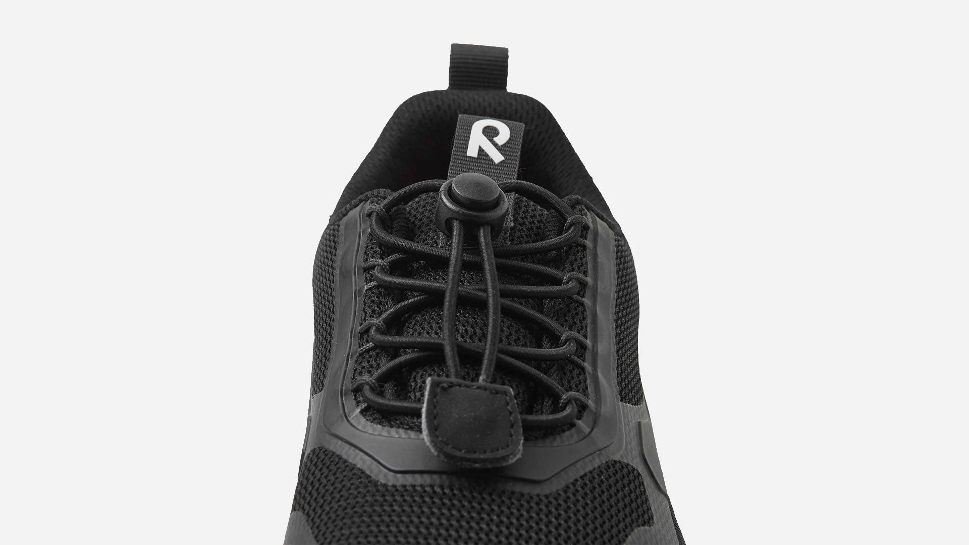 Reima Tallusteli Black - dětské barefoot tenisky s voděodolnou membránou v černé barvě s rychloupínáním - pohled na detail rychloupínání