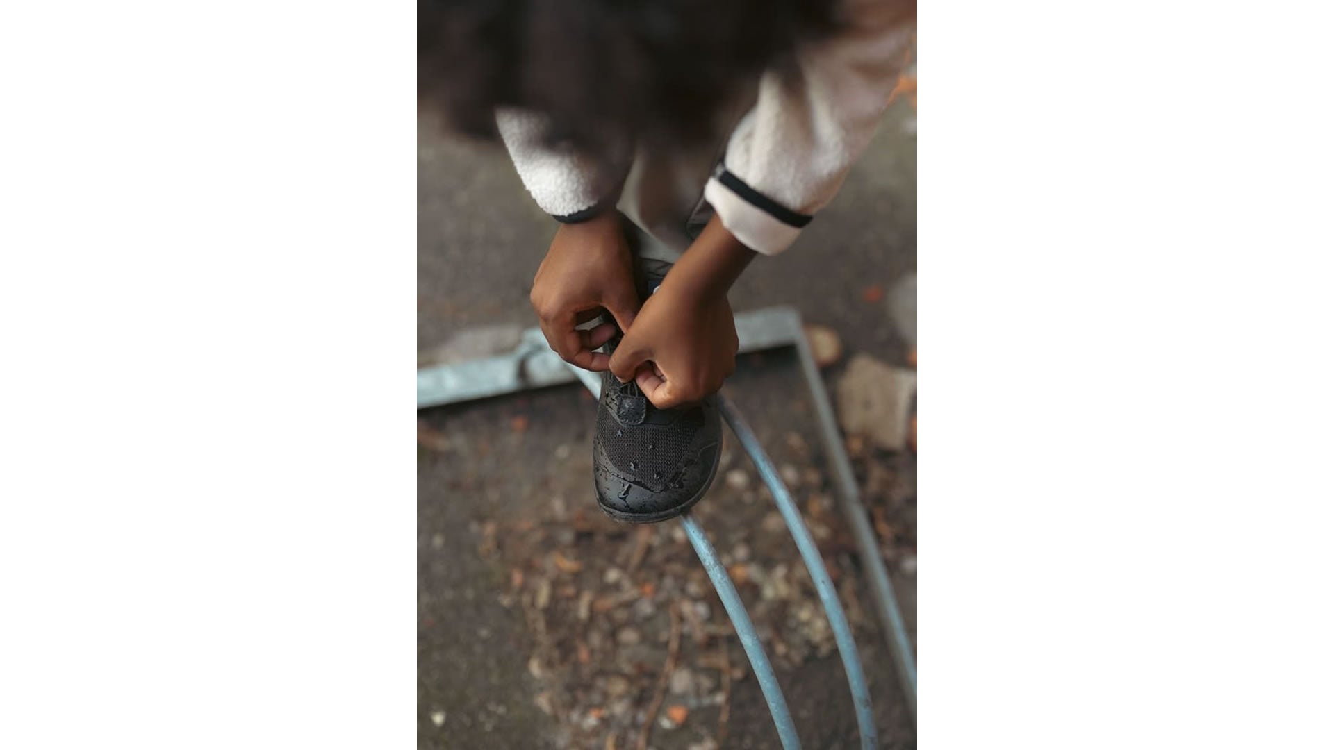 Reima Tallusteli Black - dětské barefoot tenisky s voděodolnou membránou v černé barvě s rychloupínáním - pohled na mokrou botu