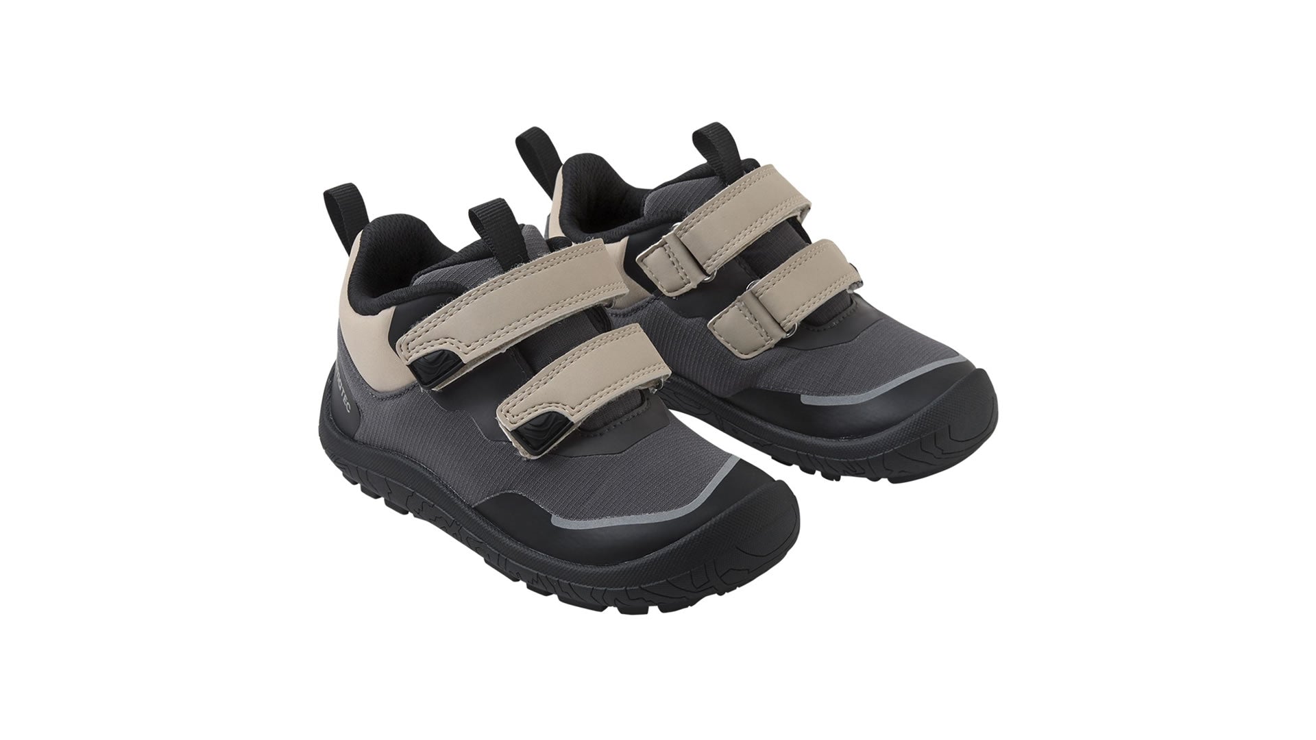 Reima Viikari Soft Black - dětské přechodové barefoot boty s membránou v černo-šedé barvě - pohled zpředu zprava