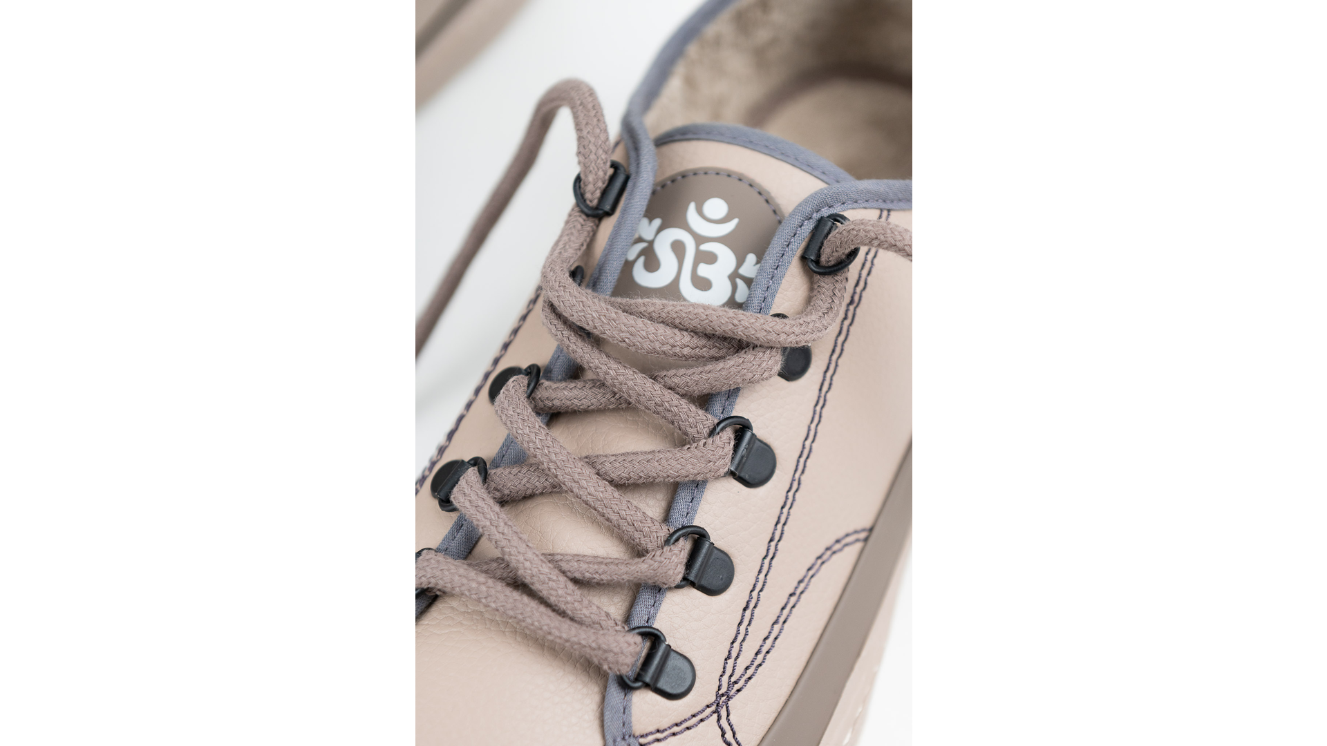 Sambas The Bambas Bamba Duna tenisky z rostlinné kůže v bahenní barvě pohled na detail šněrování.