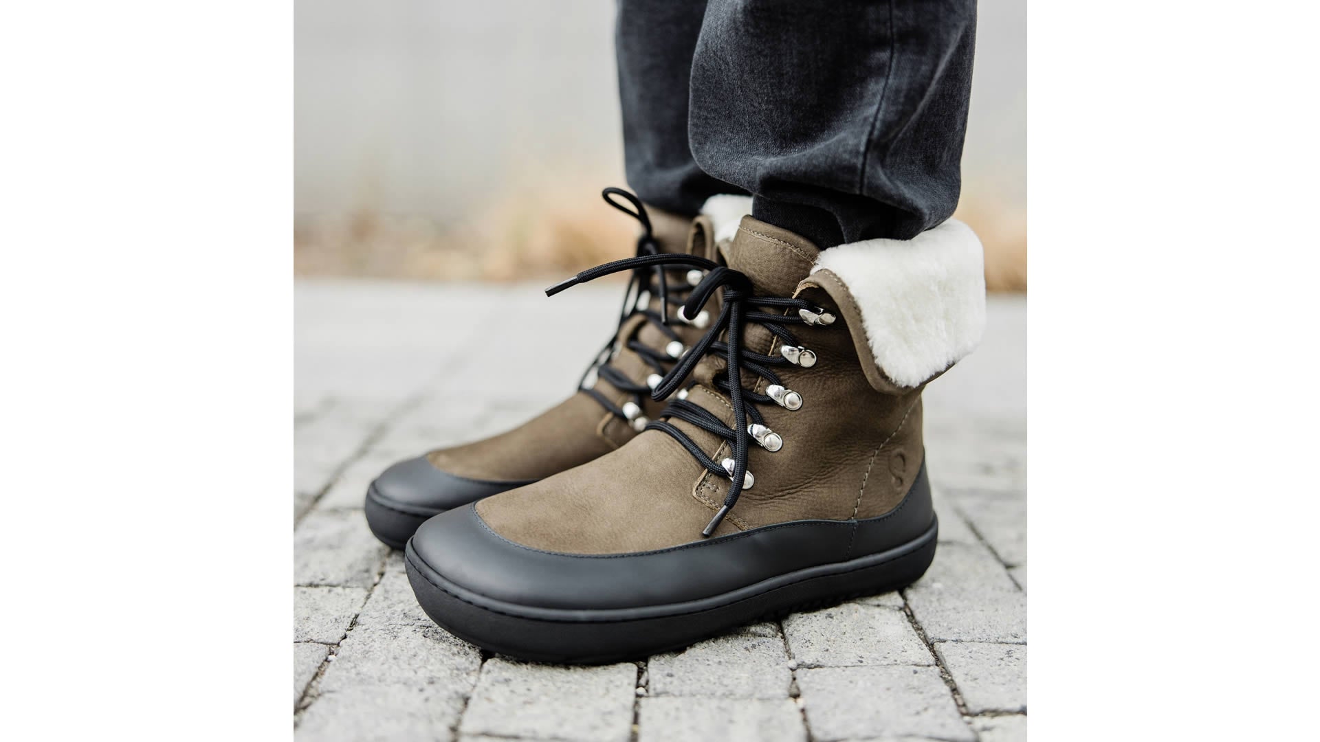 Barefoot boty Shapen Lynx 2.0 Dark Green – pohled z levé strany, stylové zelené kotníkové boty s černou podrážkou.
