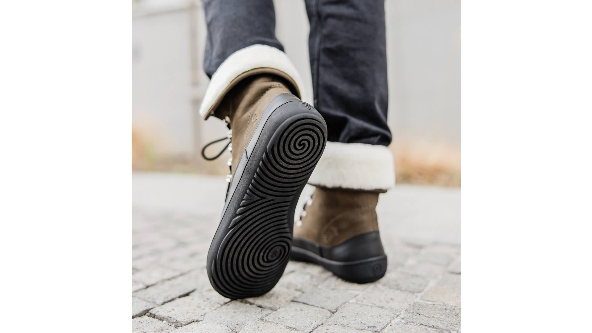 Detail podrážky barefoot bot Shapen Lynx 2.0 Dark Green – flexibilní tenká podrážka pro přirozený krok.