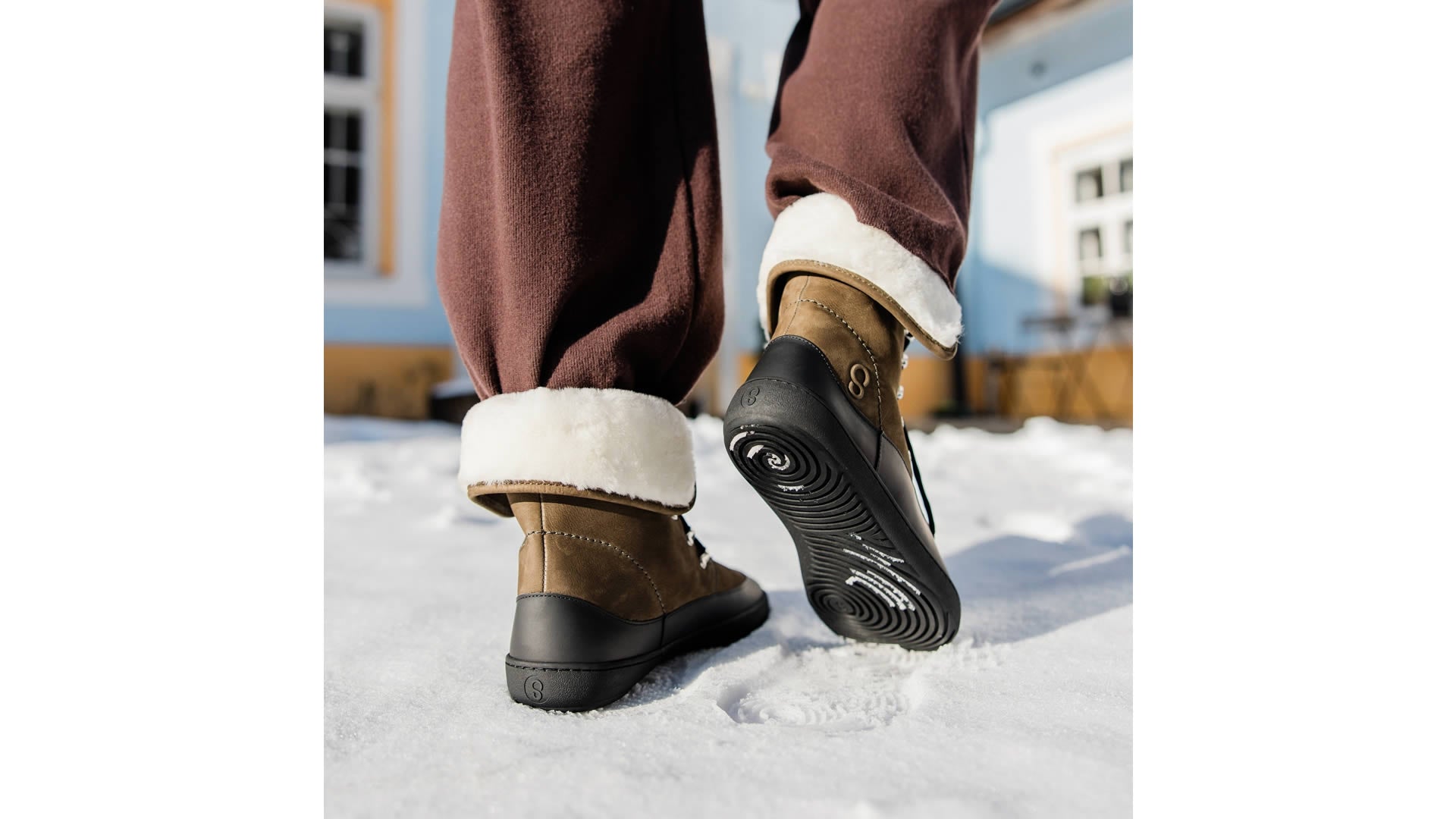 Barefoot boty Shapen Lynx 2.0 Dark Green – pohled zezadu na tmavě zelené kotníkové boty se šněrováním.