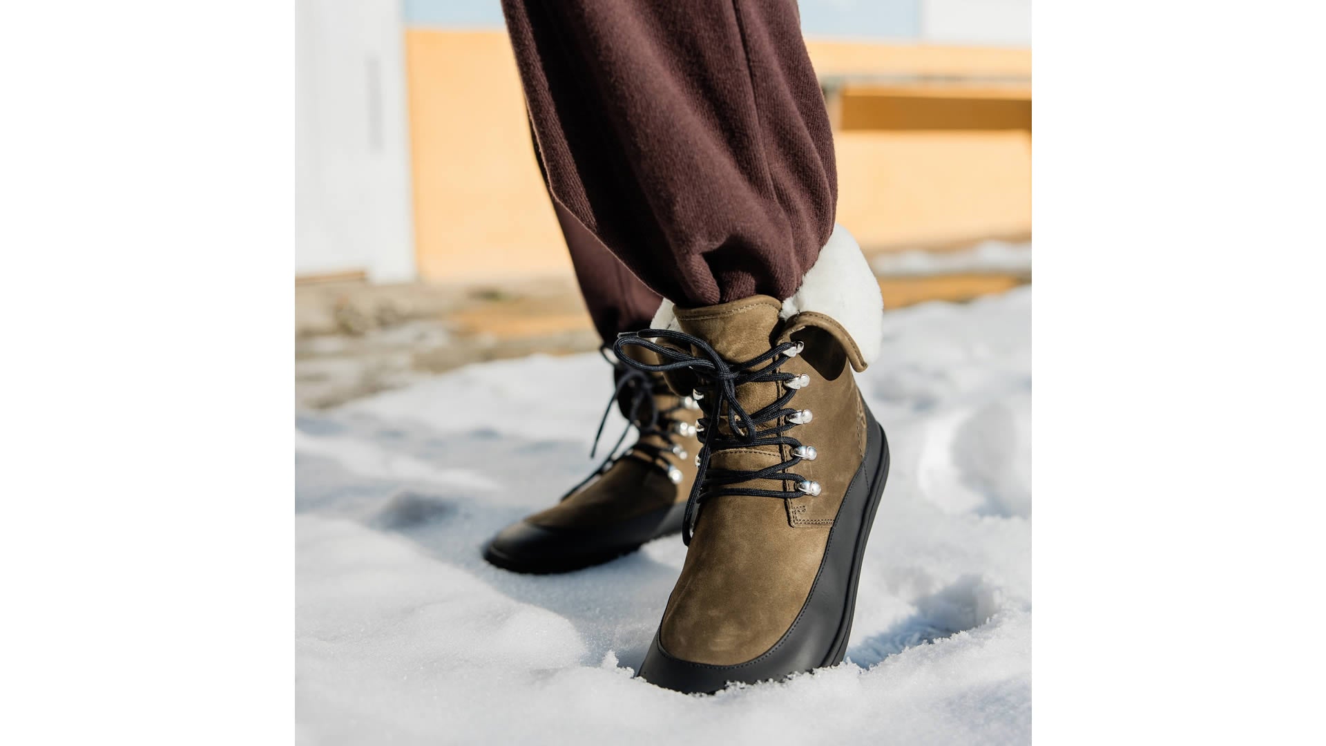 Pohled zleva na Shapen Lynx 2.0 Dark Green – stylová barefoot obuv s dostatkem prostoru pro prsty.